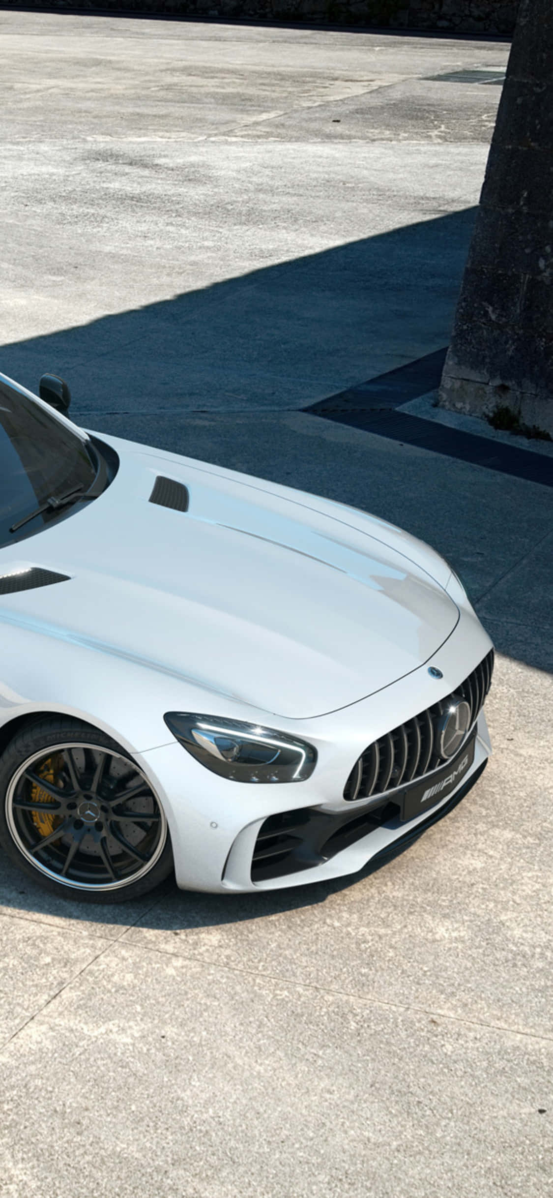 พื้นหลัง Mercedes AMG สีขาวมุมมองด้านหน้าบนสำหรับ iPhone Xs วอลเปเปอร์