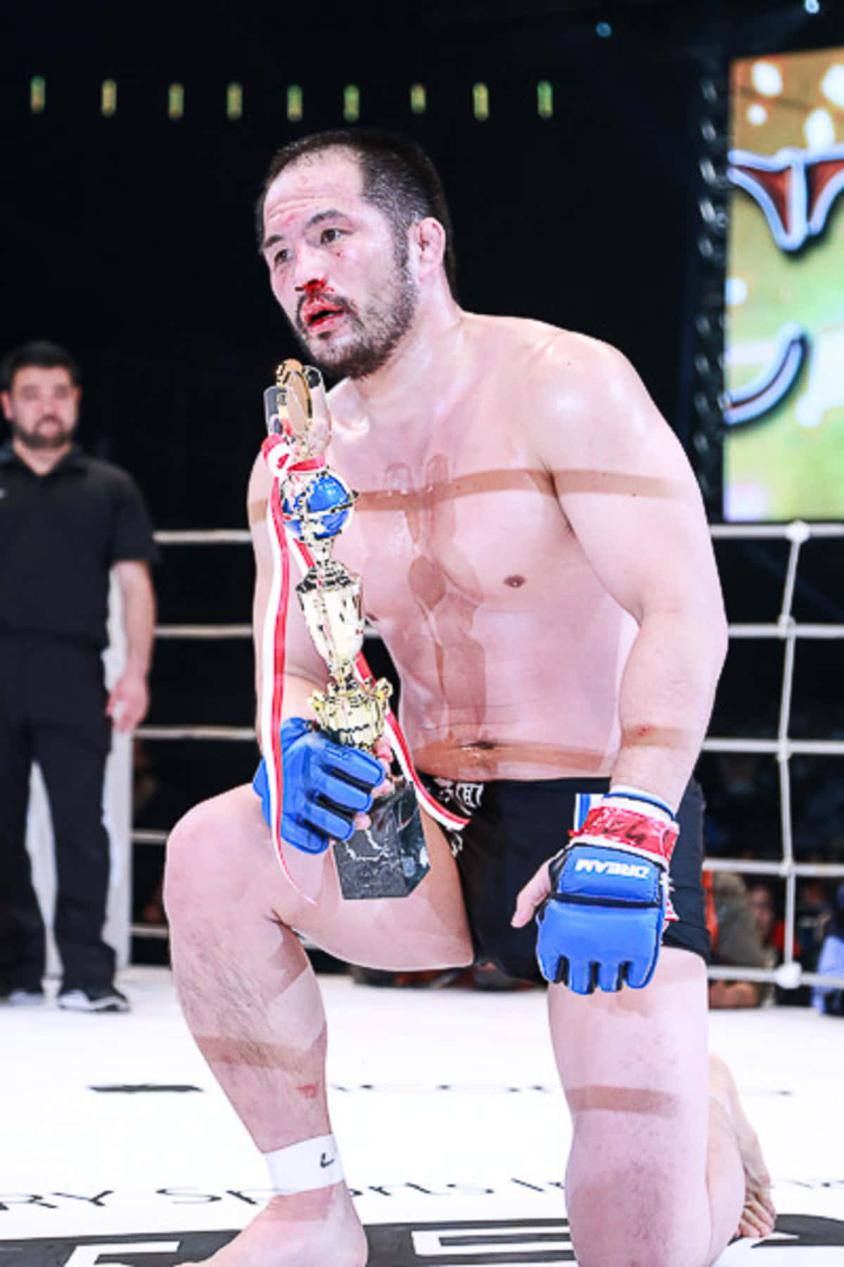 นักสู้ MMA ชาวญี่ปุ่น Hayato Sakurai ใบหน้าเปื้อนเลือด วอลเปเปอร์