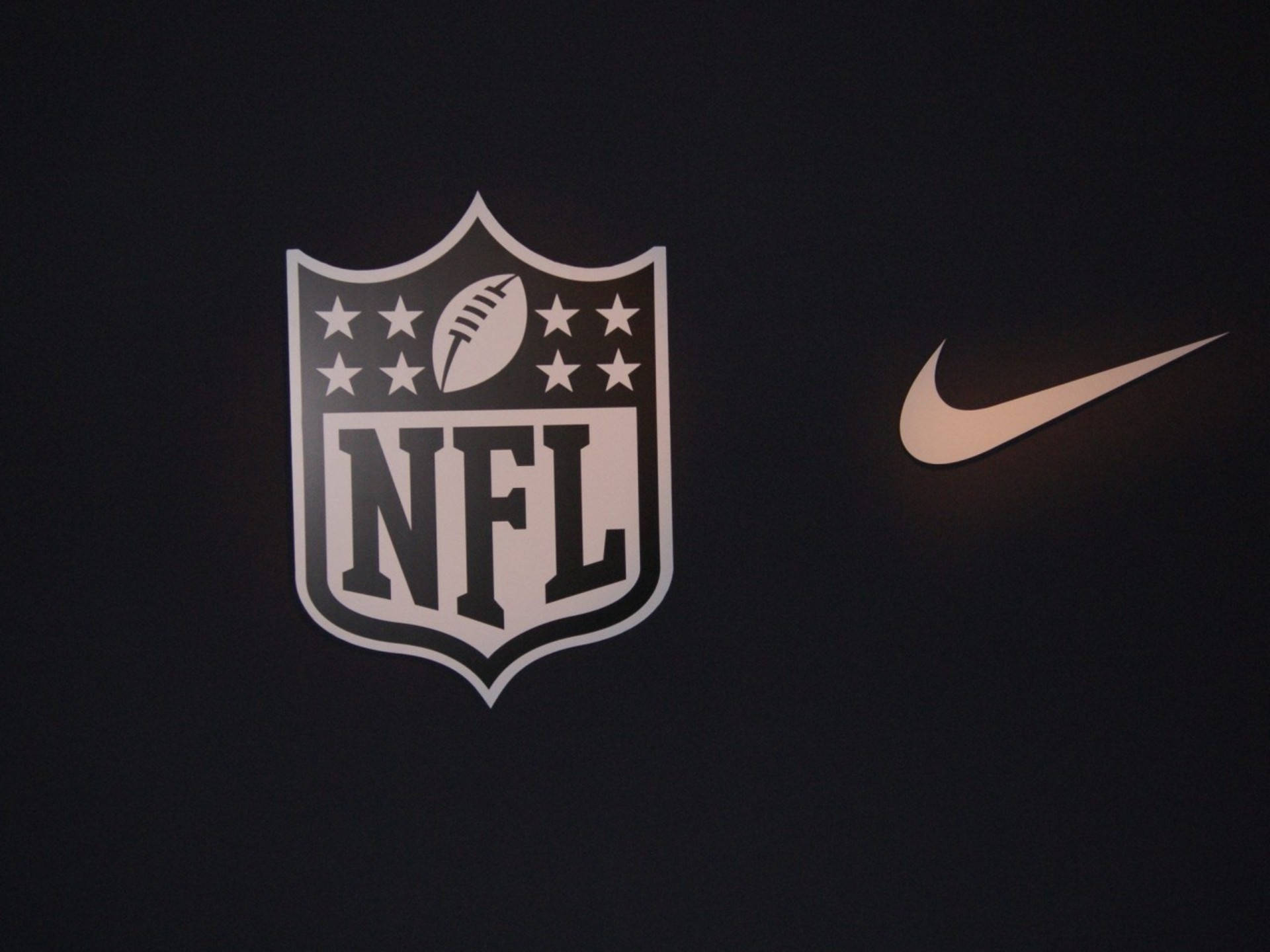 โลโก้ NFL Football และ Nike วอลเปเปอร์