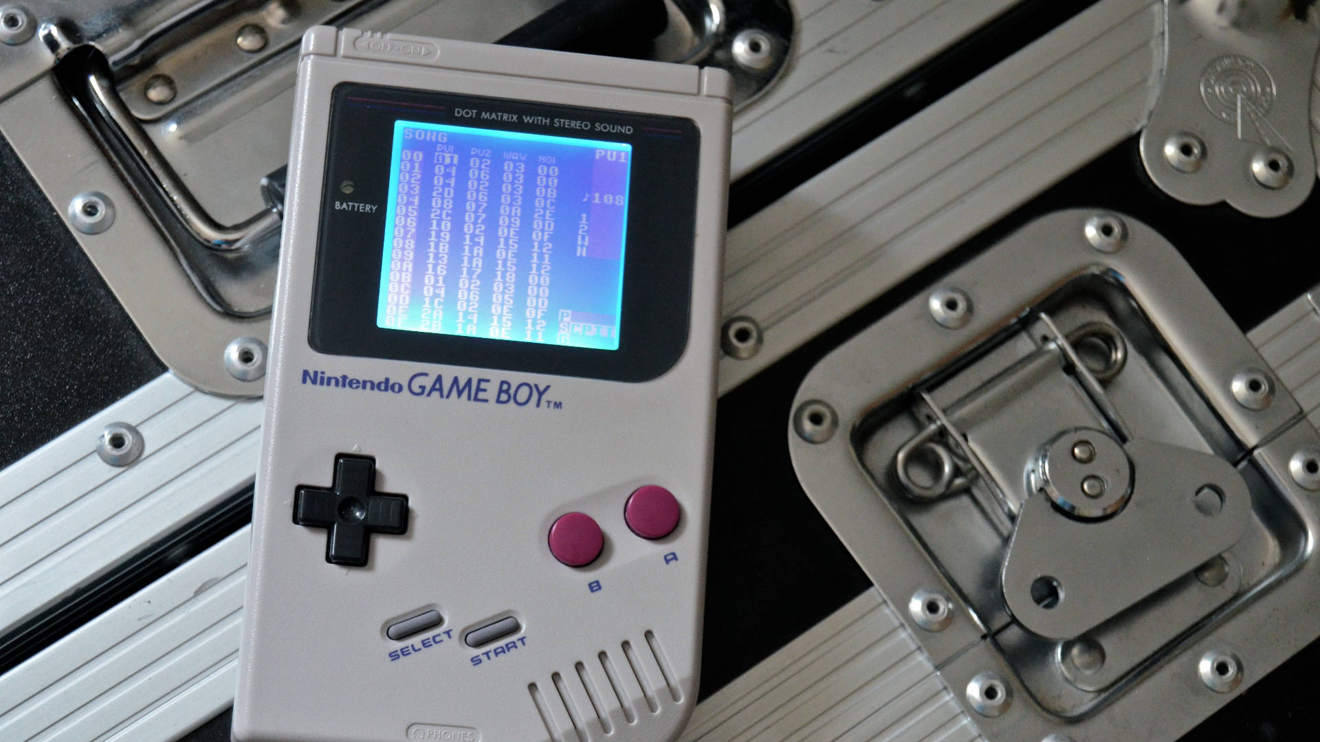 Nintendo Game Boy บนพื้นเหล็ก วอลเปเปอร์