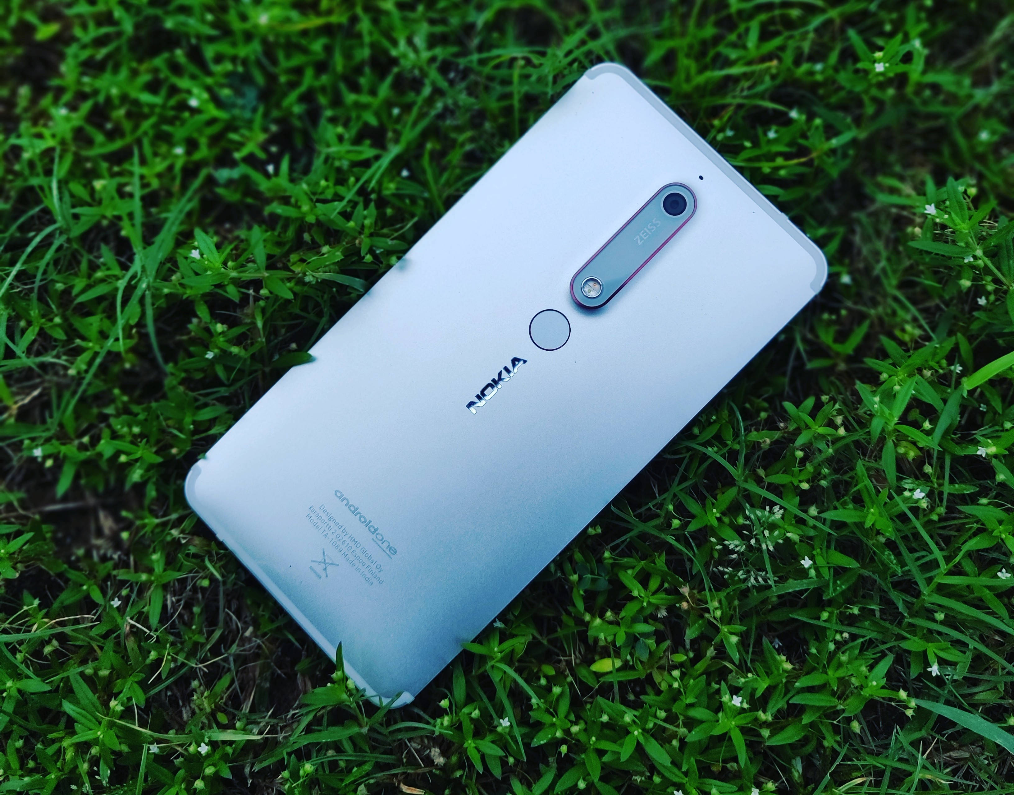 Nokia 6.1 สีน้ำเงินเหล็ก ด้านหลัง วอลเปเปอร์