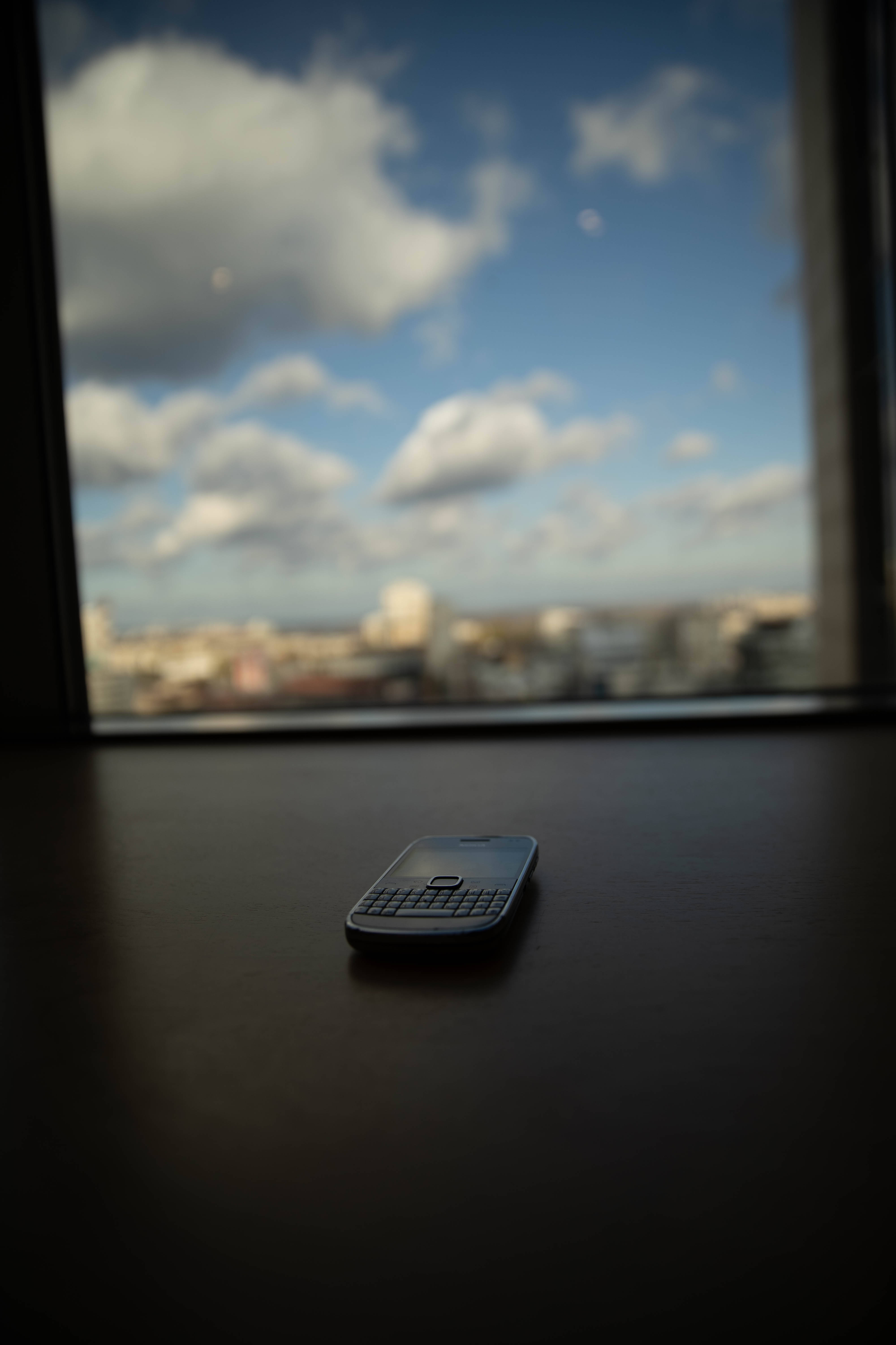 Nokia E71 ท้องฟ้ามืดครึ้ม วอลเปเปอร์
