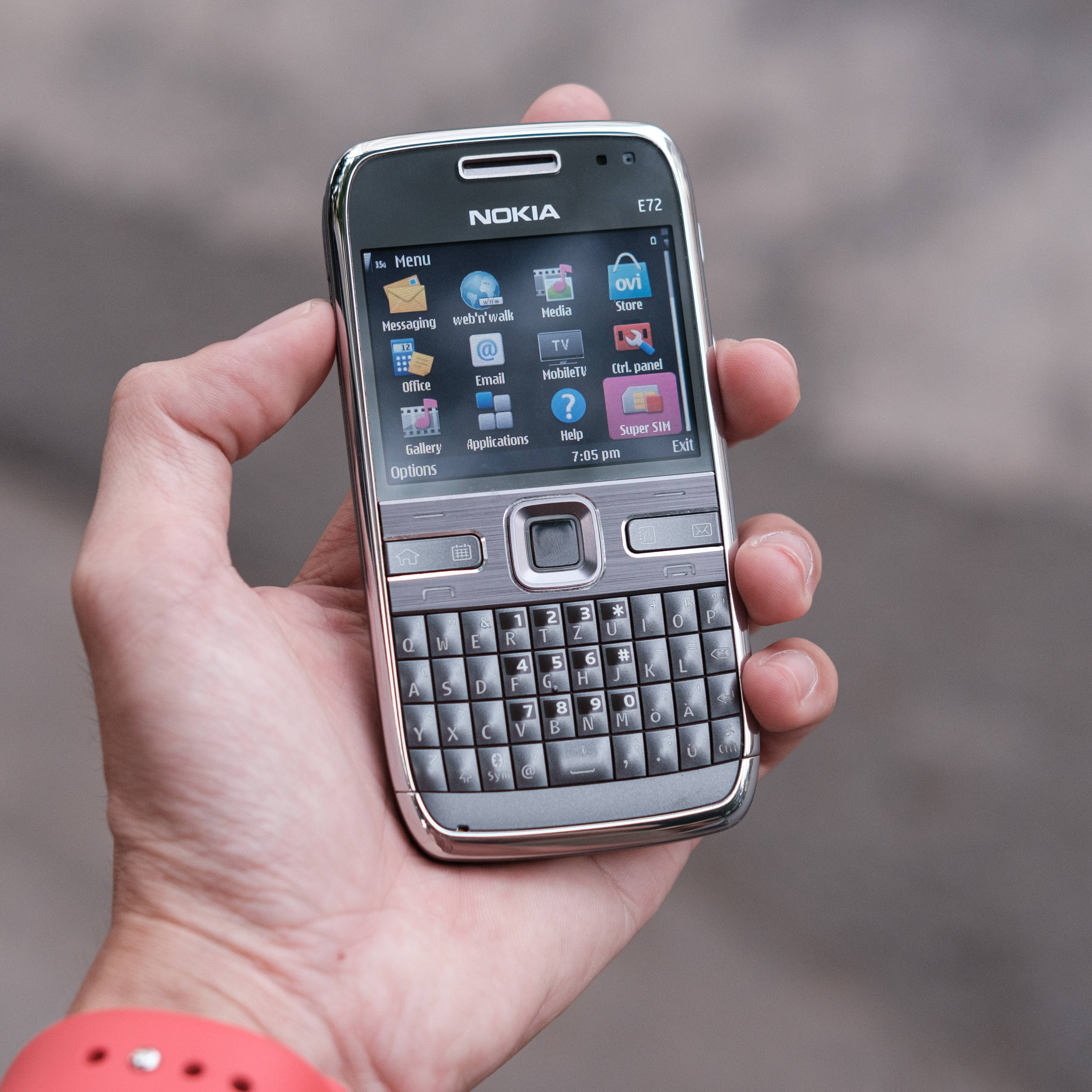 โทรศัพท์คีย์แพด Nokia E72 วอลเปเปอร์