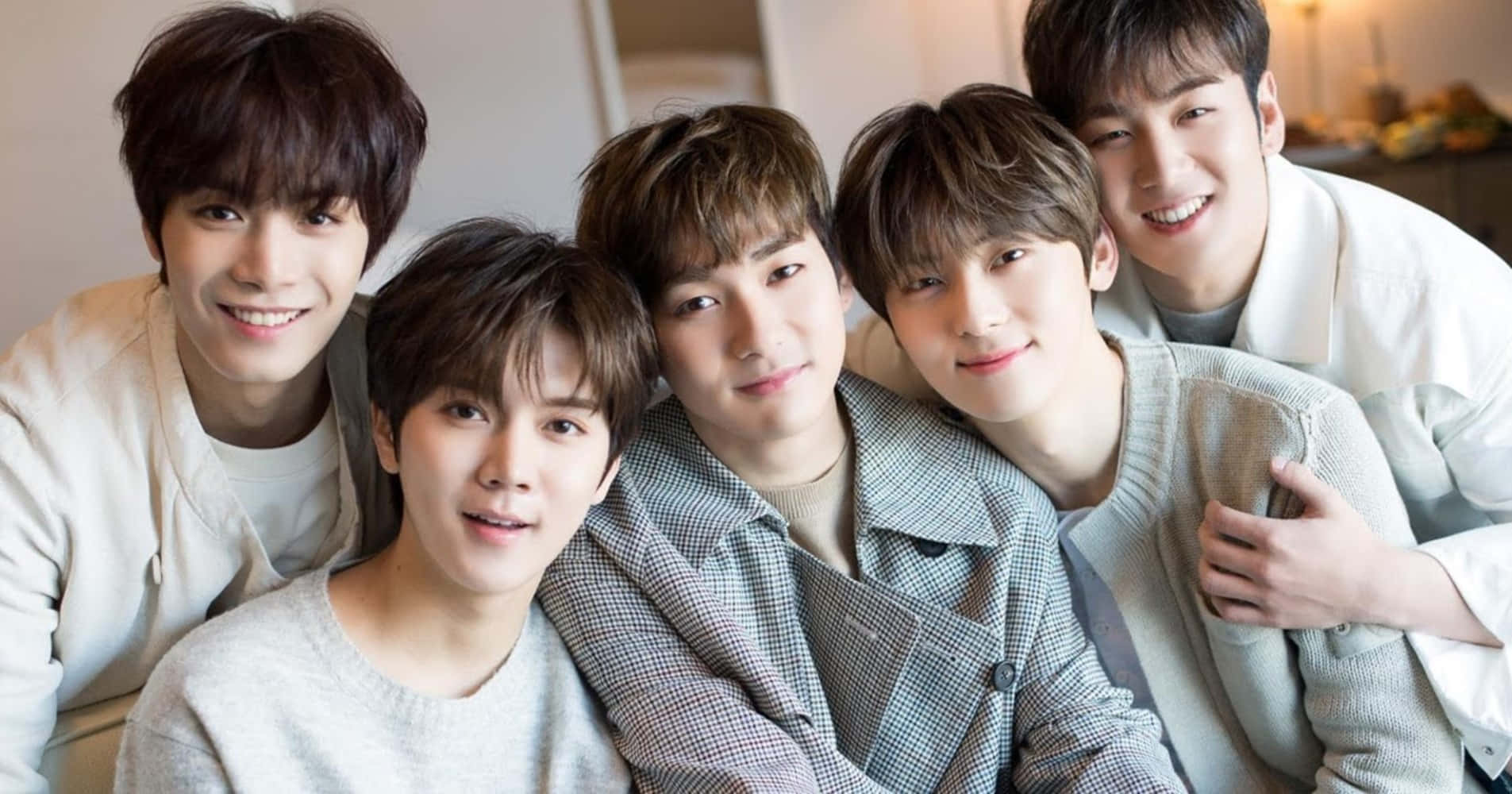 วงดนตรี NU'EST แสดงคอนเสิร์ต วอลเปเปอร์