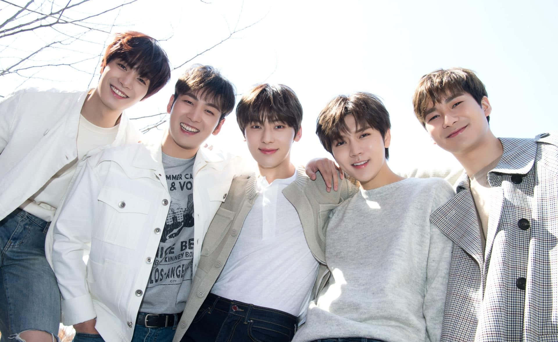 Nuest Kpop วงบอยแกรนด์ Outdoor วอลเปเปอร์