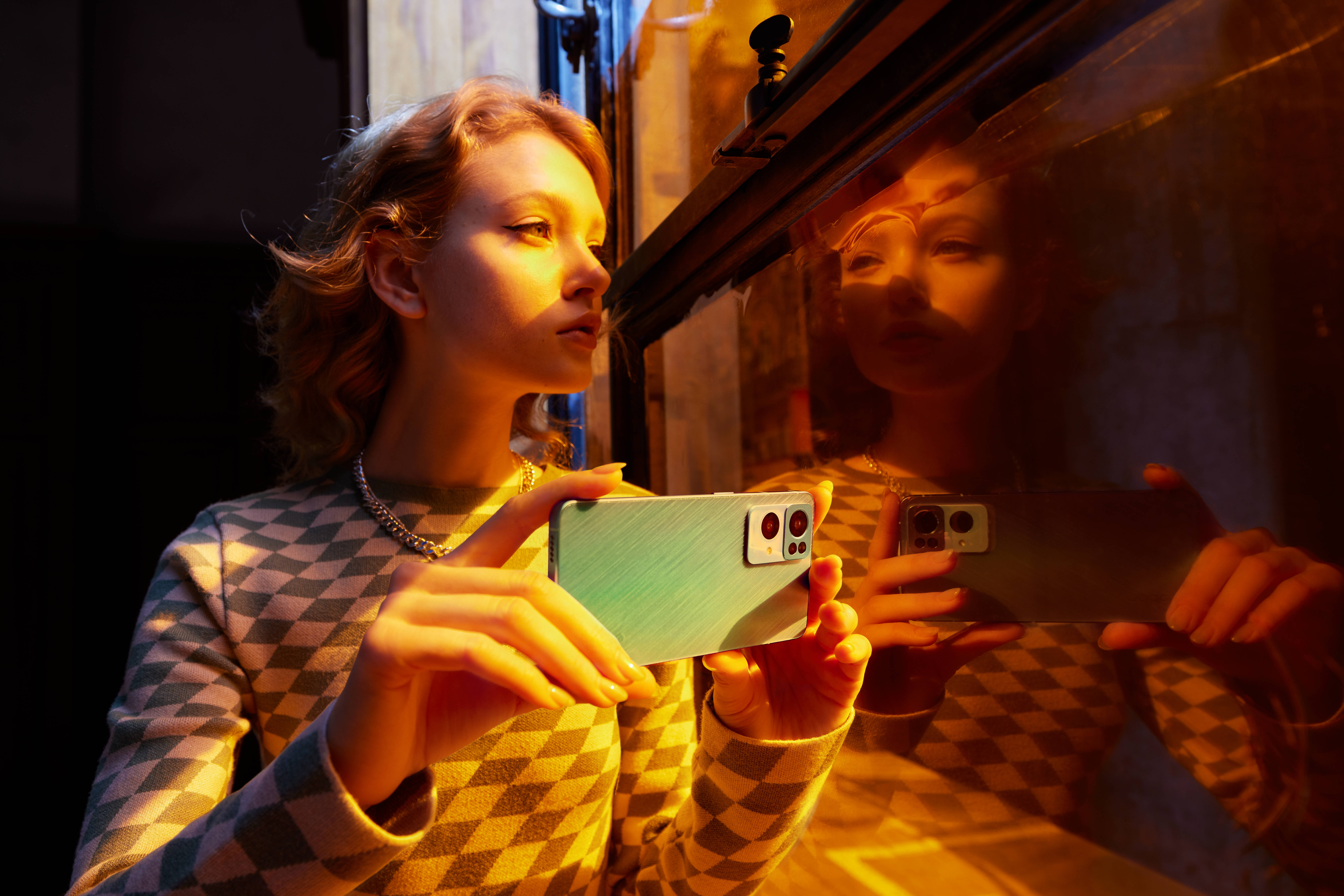 กำลังถ่ายรูปด้วย Oppo วอลเปเปอร์