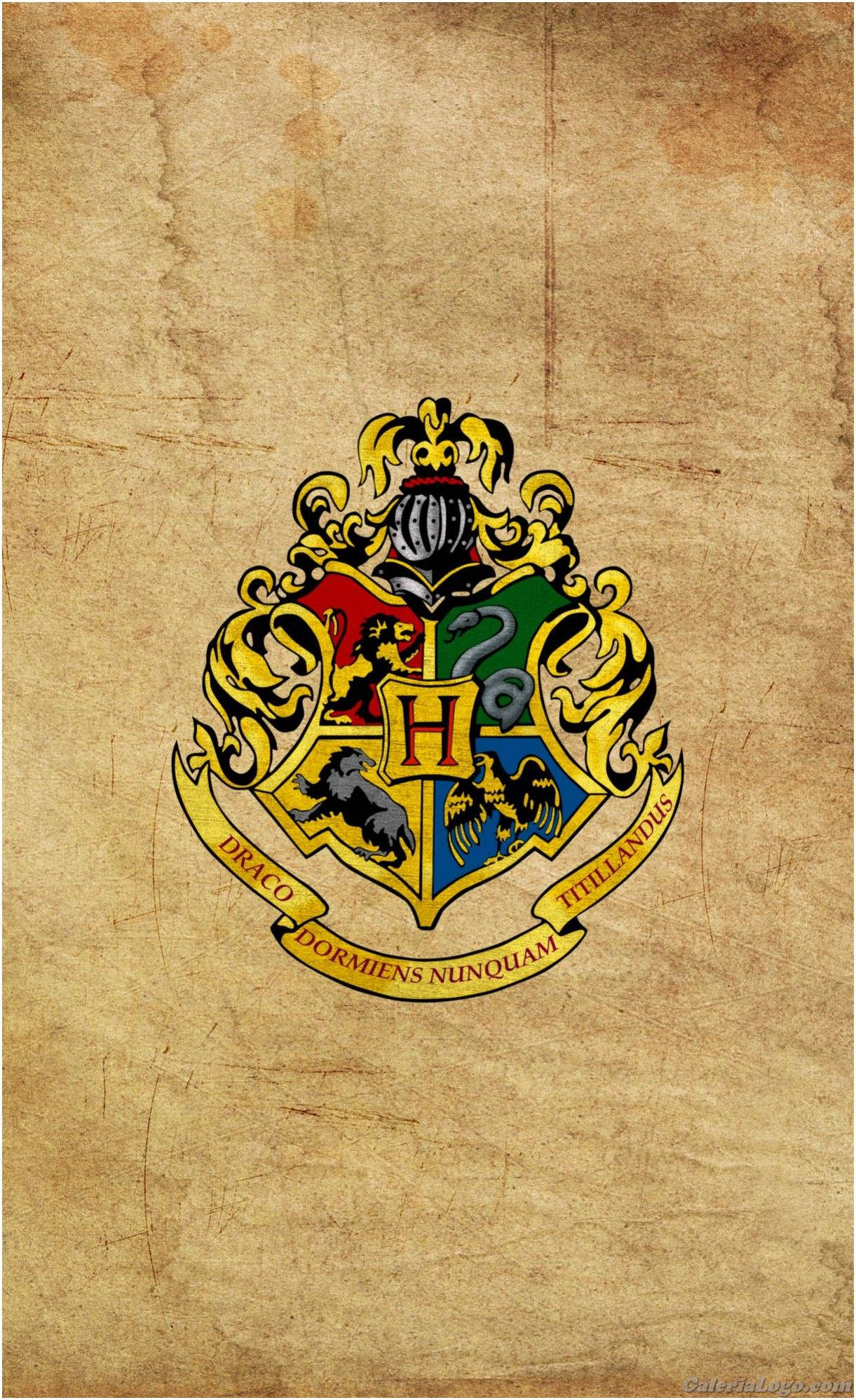 ตราครอบครัวฮอกวอตส์บนกระดาษ parchment วอลเปเปอร์