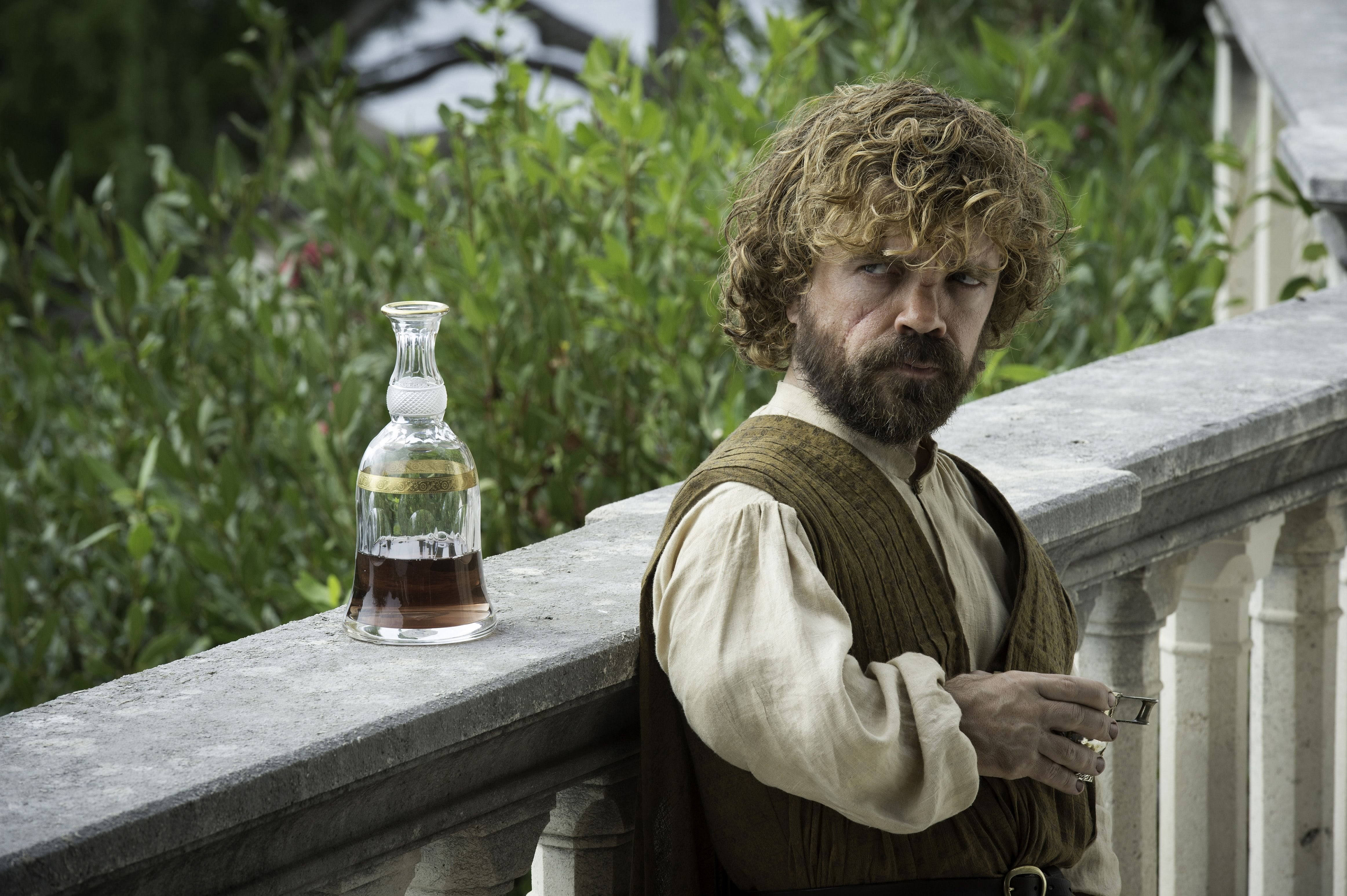 Peter Dinklage งานแต่งสีม่วง วอลเปเปอร์