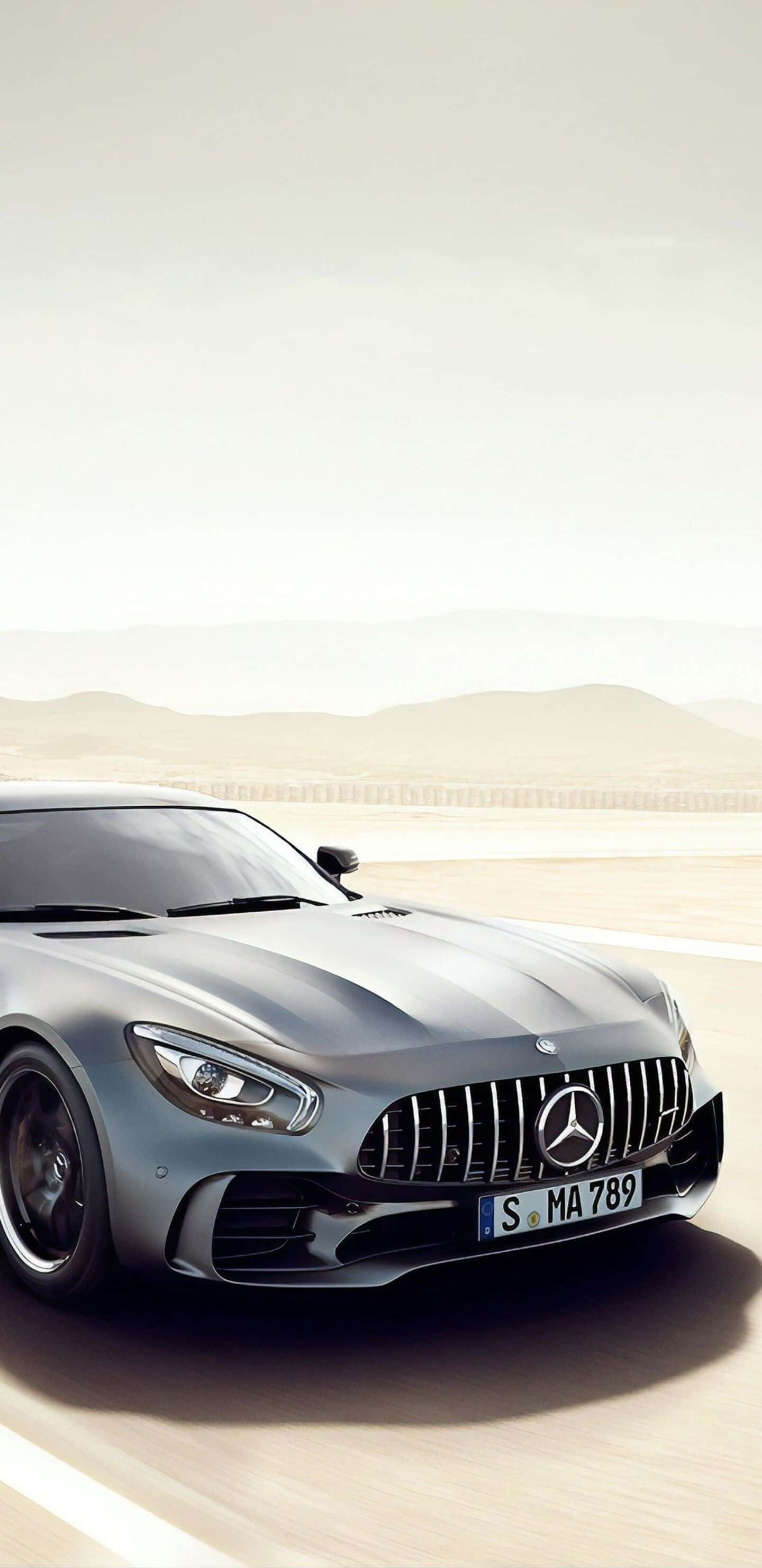 พื้นหลังรถเมอร์เซเดสสีเงินบนถนนในทะเลทรายสำหรับ Pixel 3XL AMG GT-R วอลเปเปอร์