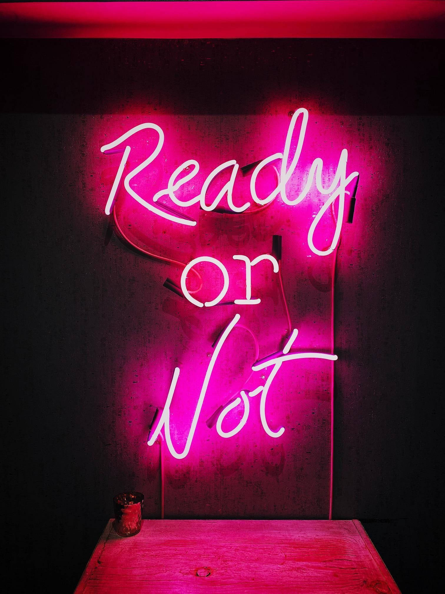 ป้ายนีออนสีชมพู Ready Or Not วอลเปเปอร์