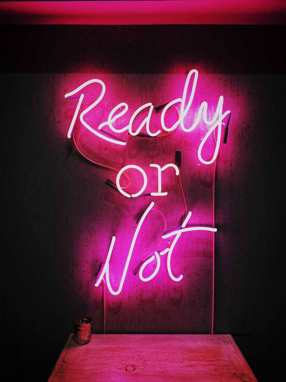 Ready Or Not สีชมพูร้อนแนวสวยงาม วอลเปเปอร์