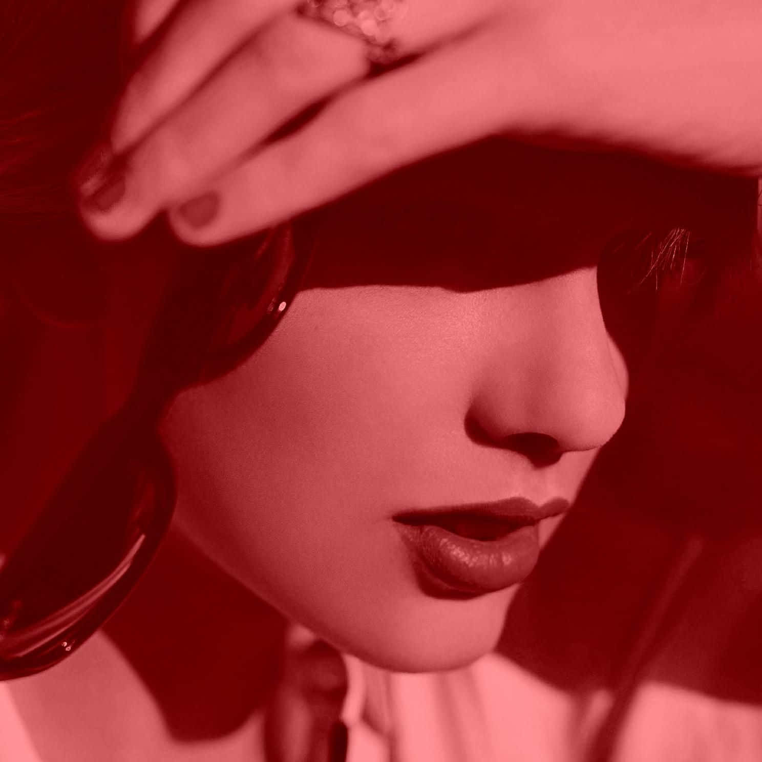 เทย์เลอร์ สวิฟต์แชร์ภาพปกอัลบั้มที่บันทึกเสียงใหม่ 'Red Taylor's Version' วอลเปเปอร์
