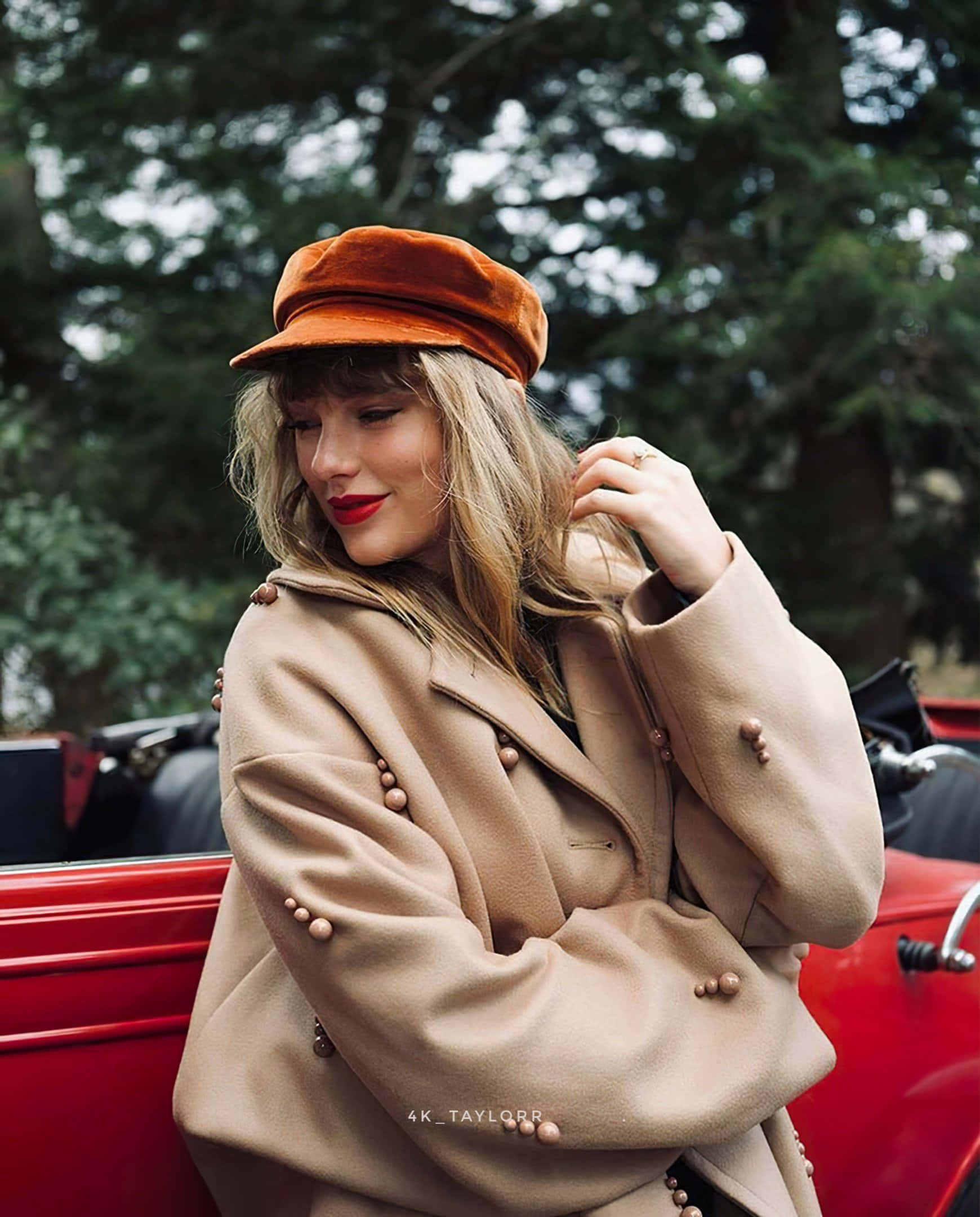 เทย์เลอร์ข้างรถเปิดประทุนสีแดงใน Red Taylors Version วอลเปเปอร์