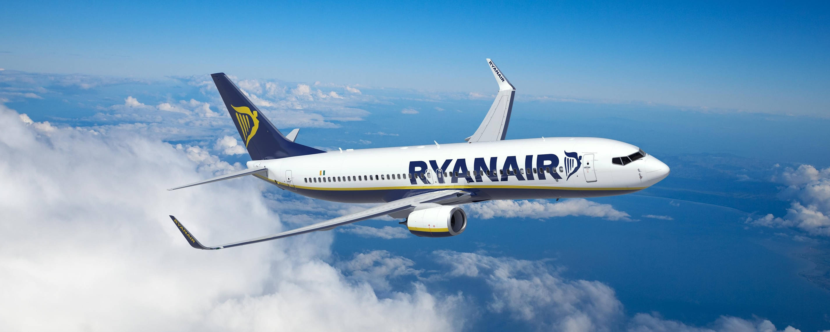 เครื่องบิน Ryanair บนท้องฟ้า วอลเปเปอร์