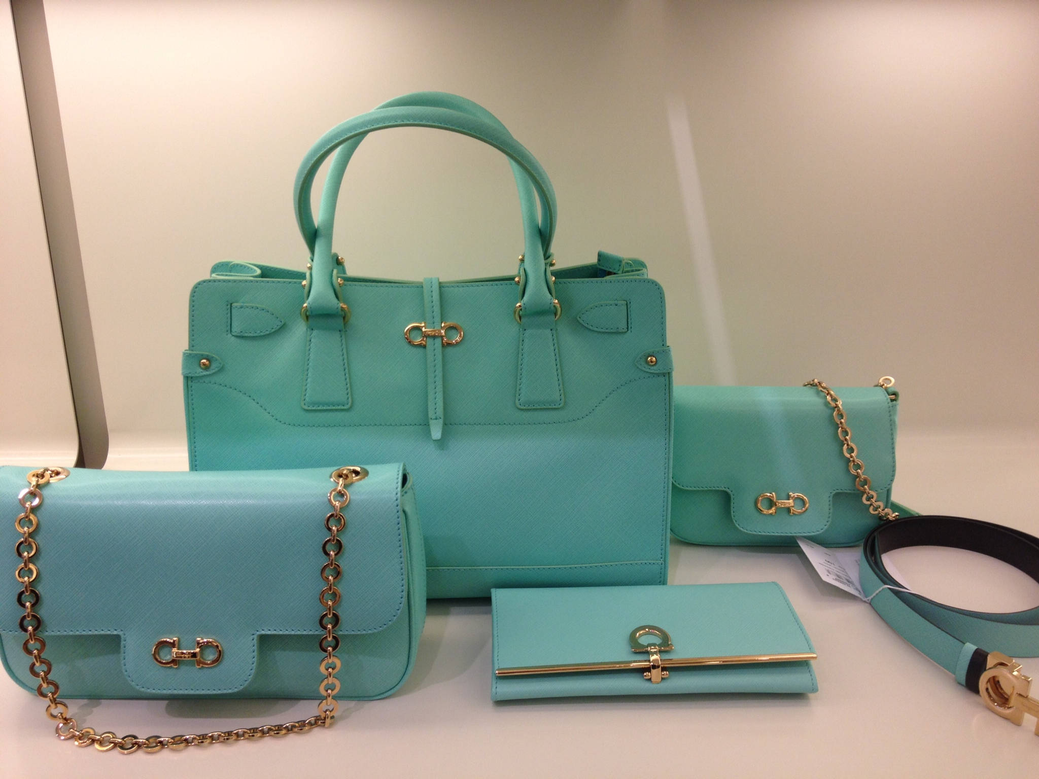 ชุดกระเป๋าสีเทอร์ควอยซ์ Salvatore Ferragamo แสดงถึงความสง่างามและหรูหรา วอลเปเปอร์
