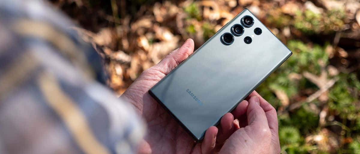 Samsung S23 Ultra ในมือกลางแจ้ง วอลเปเปอร์