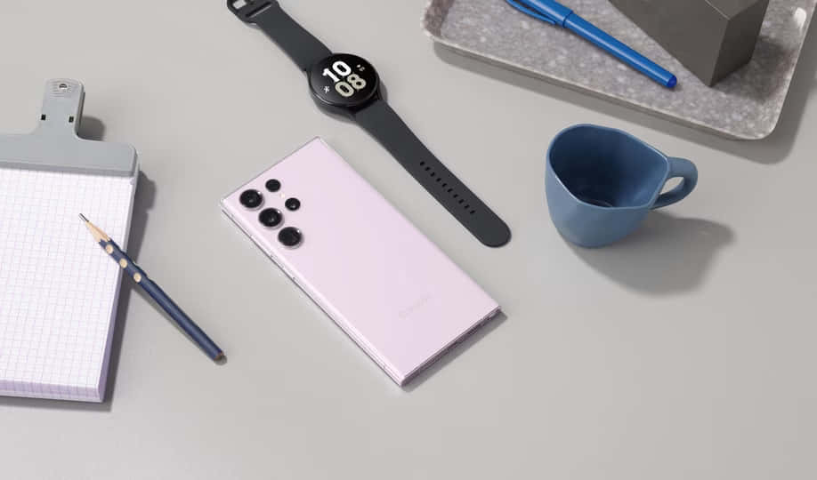 Samsung S23 Ultra สีชมพู พร้อมโต๊ะทำงาน วอลเปเปอร์