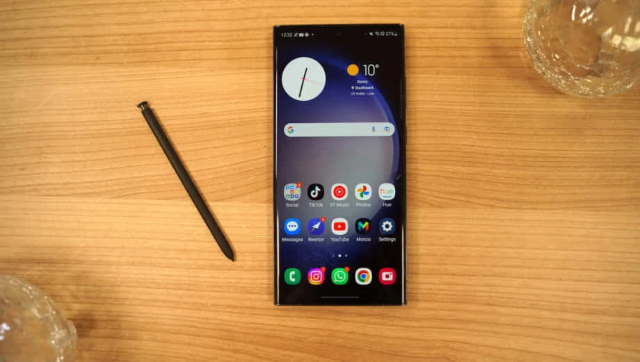 Samsung S23 Ultra พร้อม S Pen บนโต๊ะ วอลเปเปอร์