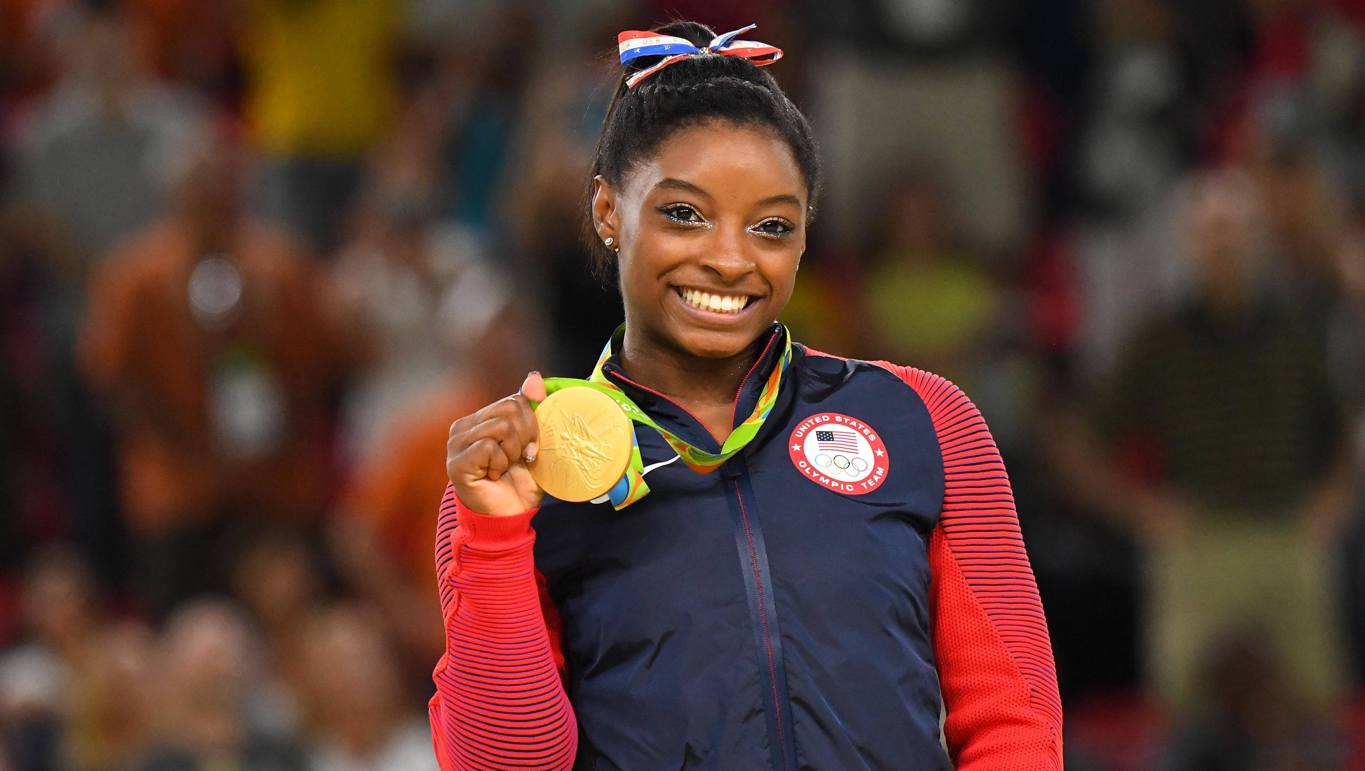 Simon Biles สวมเหรียญทอง วอลเปเปอร์