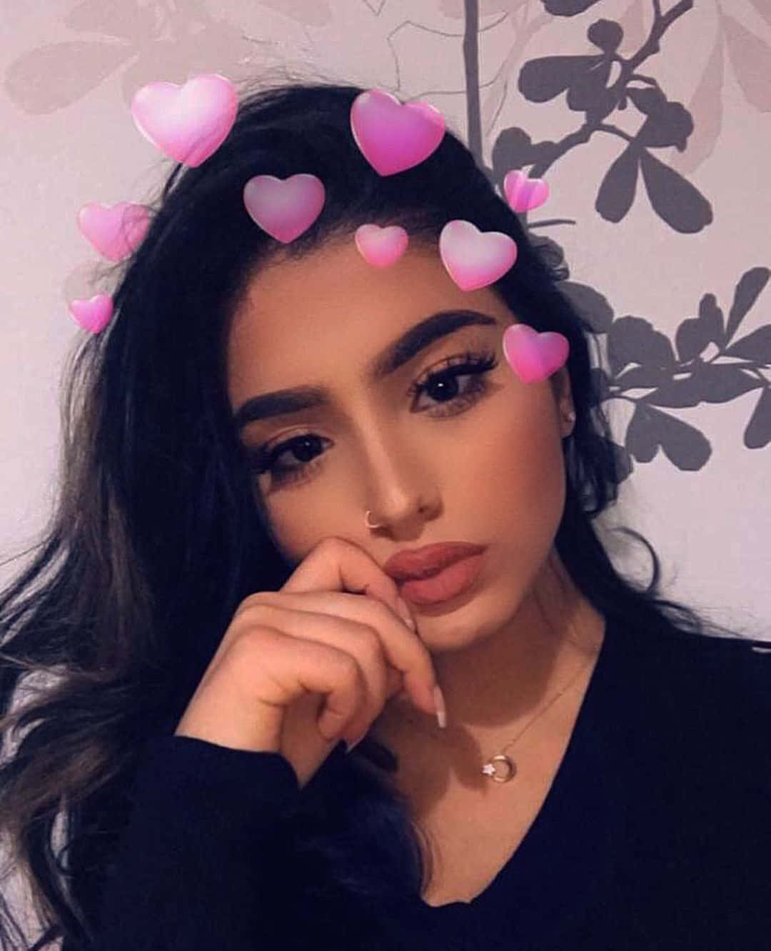 ภาพสาวผมดำใช้ Snapchat วอลเปเปอร์