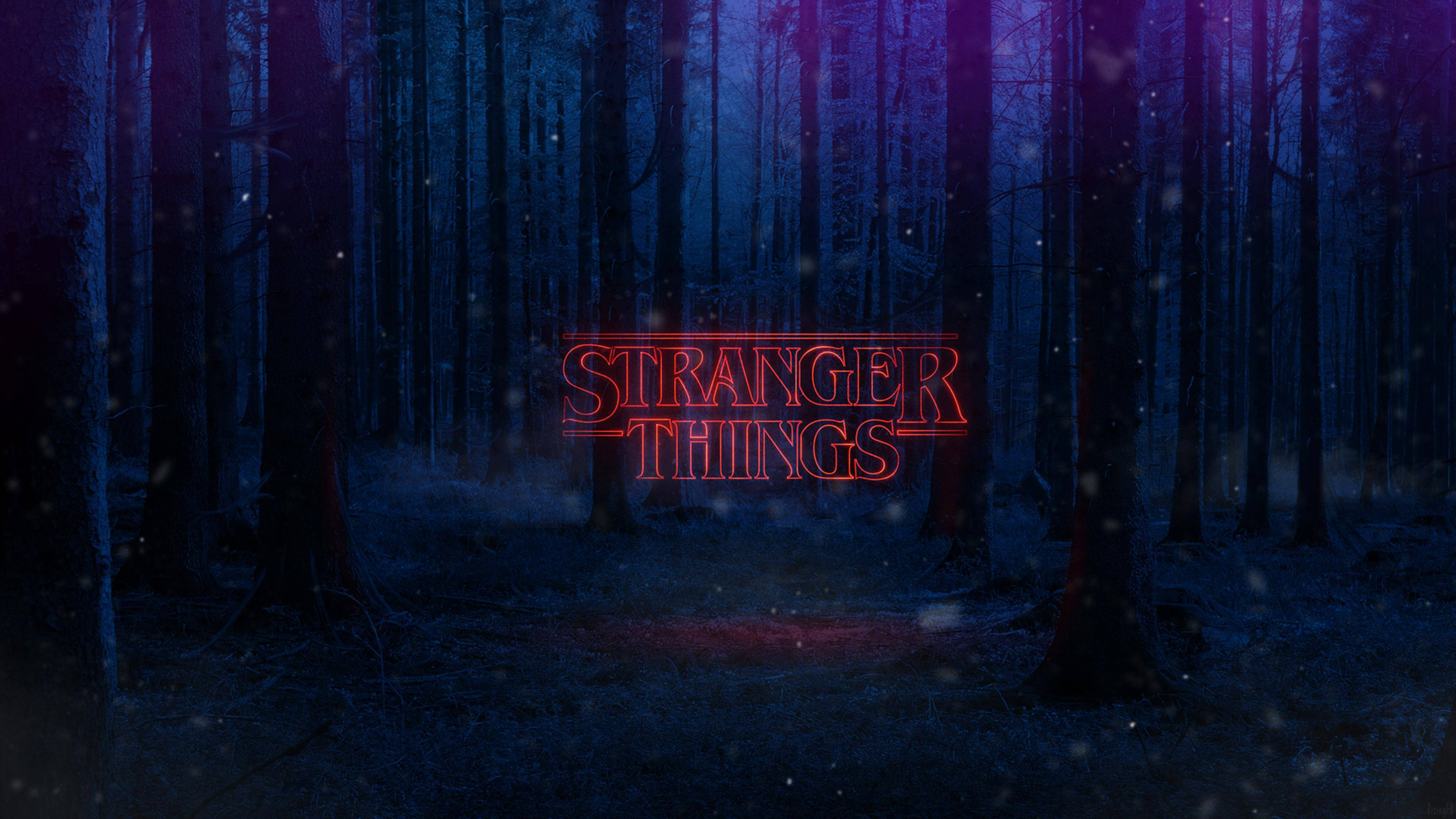 Stranger Things 4K โลโก้ในป่า วอลเปเปอร์
