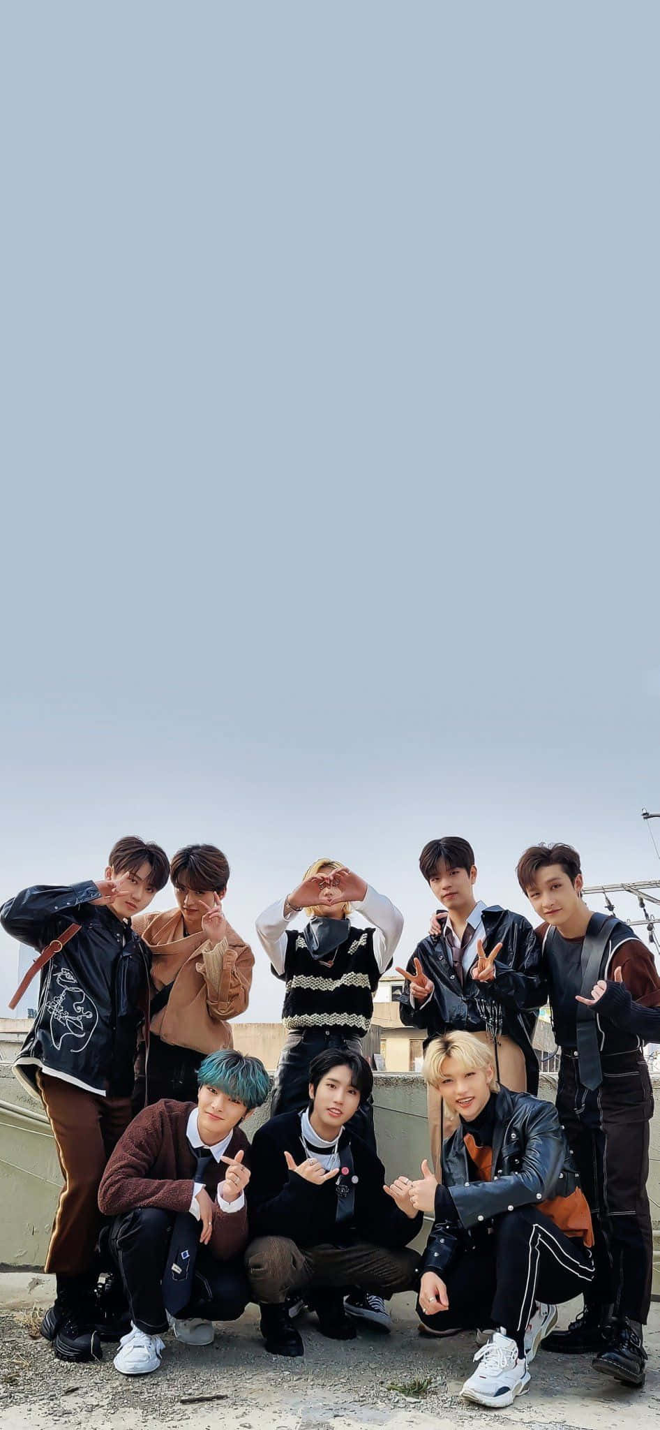 เฟลิกซ์ จากวงเคป๊อป Stray Kids โพสท่าอย่างมั่นใจ วอลเปเปอร์