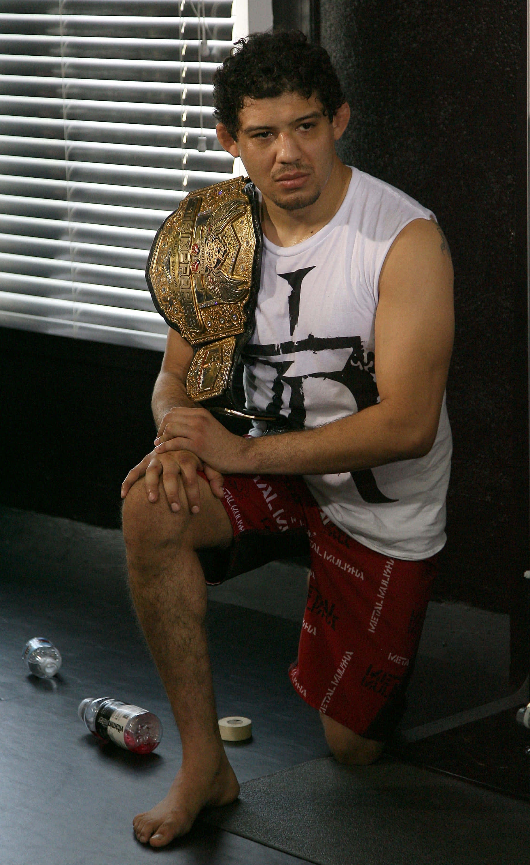 กิลเบิร์ต เมเลนเดซ แชมป์รุ่นไลท์เวท Strikeforce คุกเข่า วอลเปเปอร์