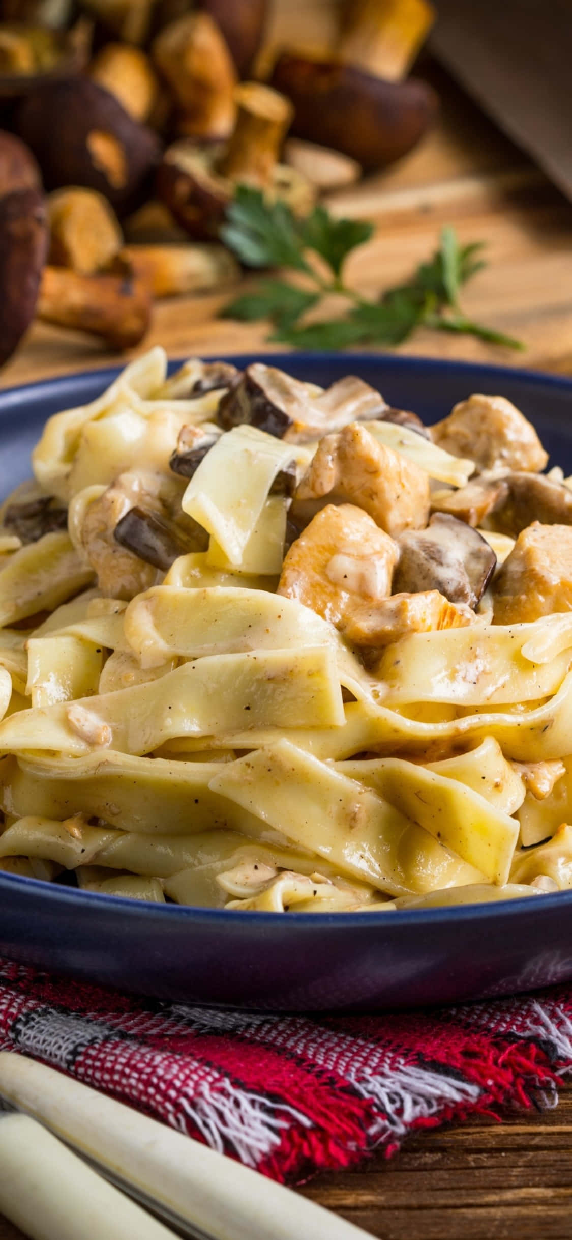 Tagliatelle บนจานดำ พื้นหลังพาสตา iPhone X วอลเปเปอร์