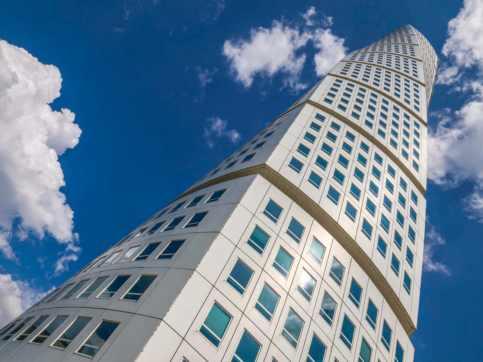 วิวเส้นขอบฟ้าอาอันน่าทึ่งของ Turning Torso ตึกที่สูงที่สุดในสวีเดน วอลเปเปอร์