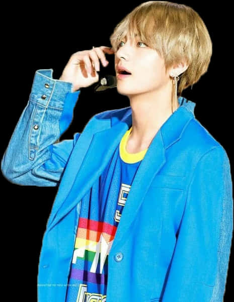 แทฮยungในเสื้อแจ็คเก็ตสีน้ำเงินสไตล์เก๋ วอลเปเปอร์