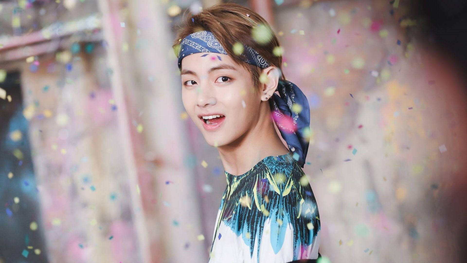 หนุ่ม V BTS ผ้าพันคาสีฟ้า วอลเปเปอร์