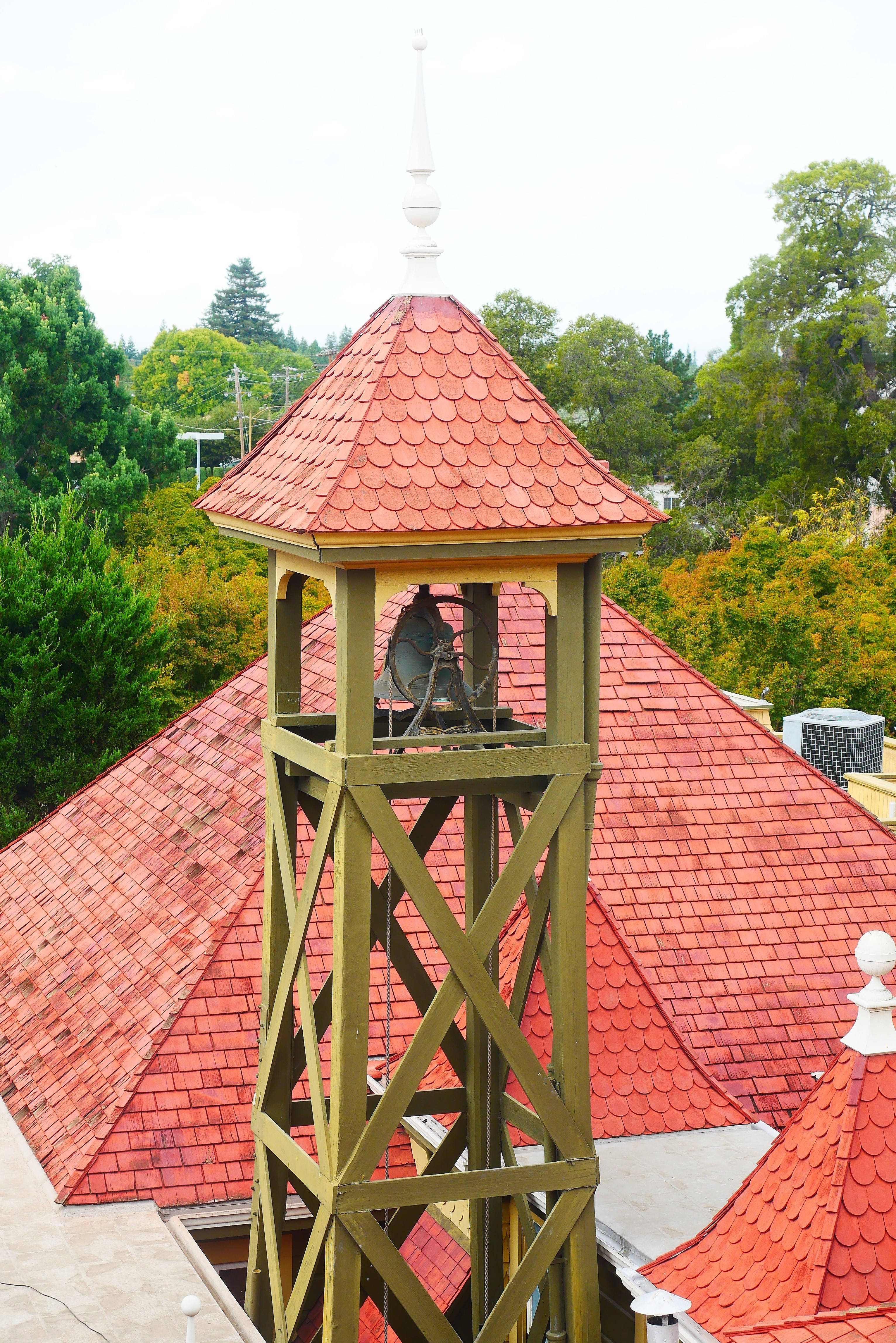 คำบรรยาย: หอระฆังอันโด่งดังของ Winchester Mystery House วอลเปเปอร์