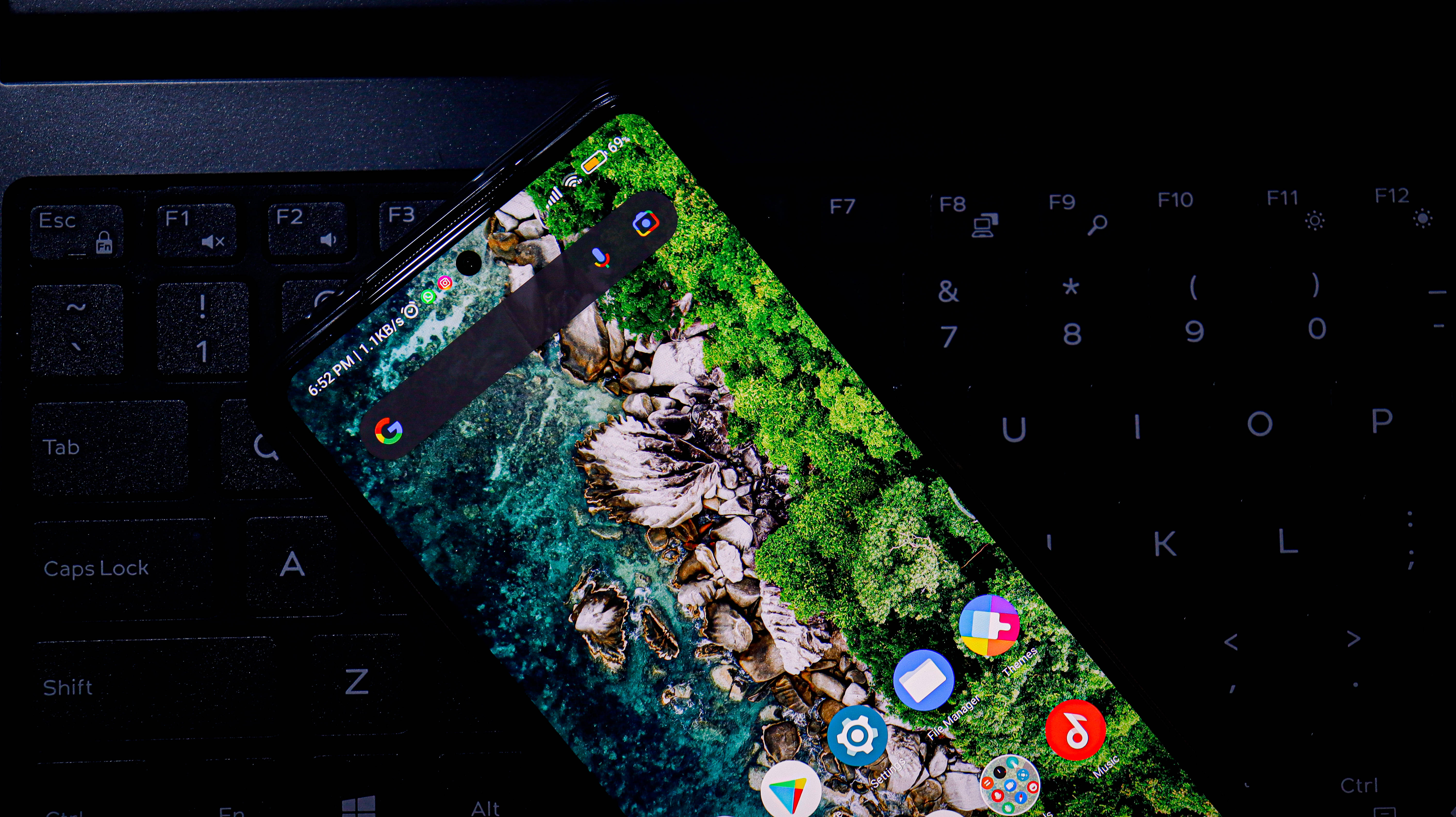สมาร์ทโฟน Xiaomi บนคีย์บอร์ด วอลเปเปอร์