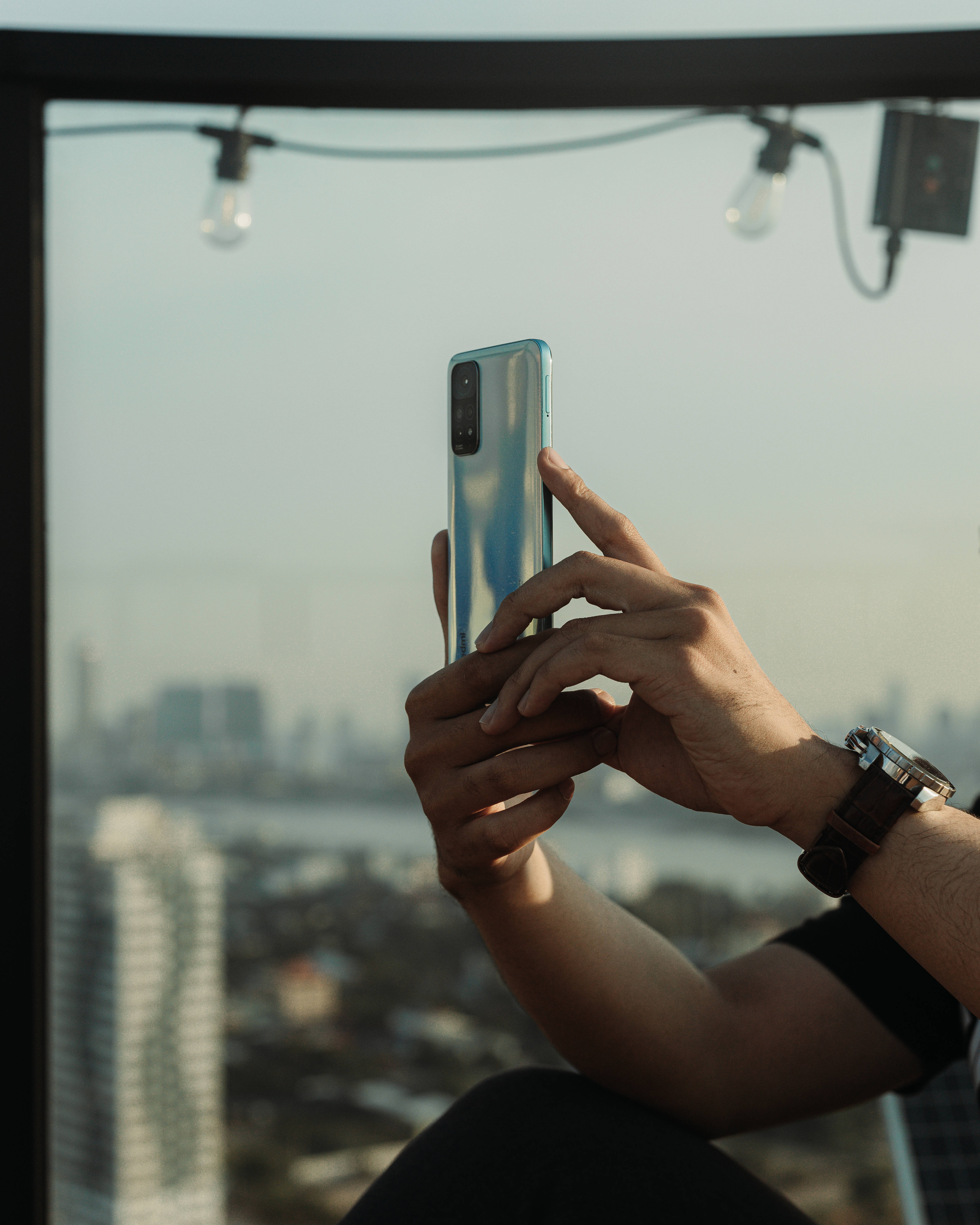 ชายกับสมาร์ทโฟน Xiaomi วอลเปเปอร์