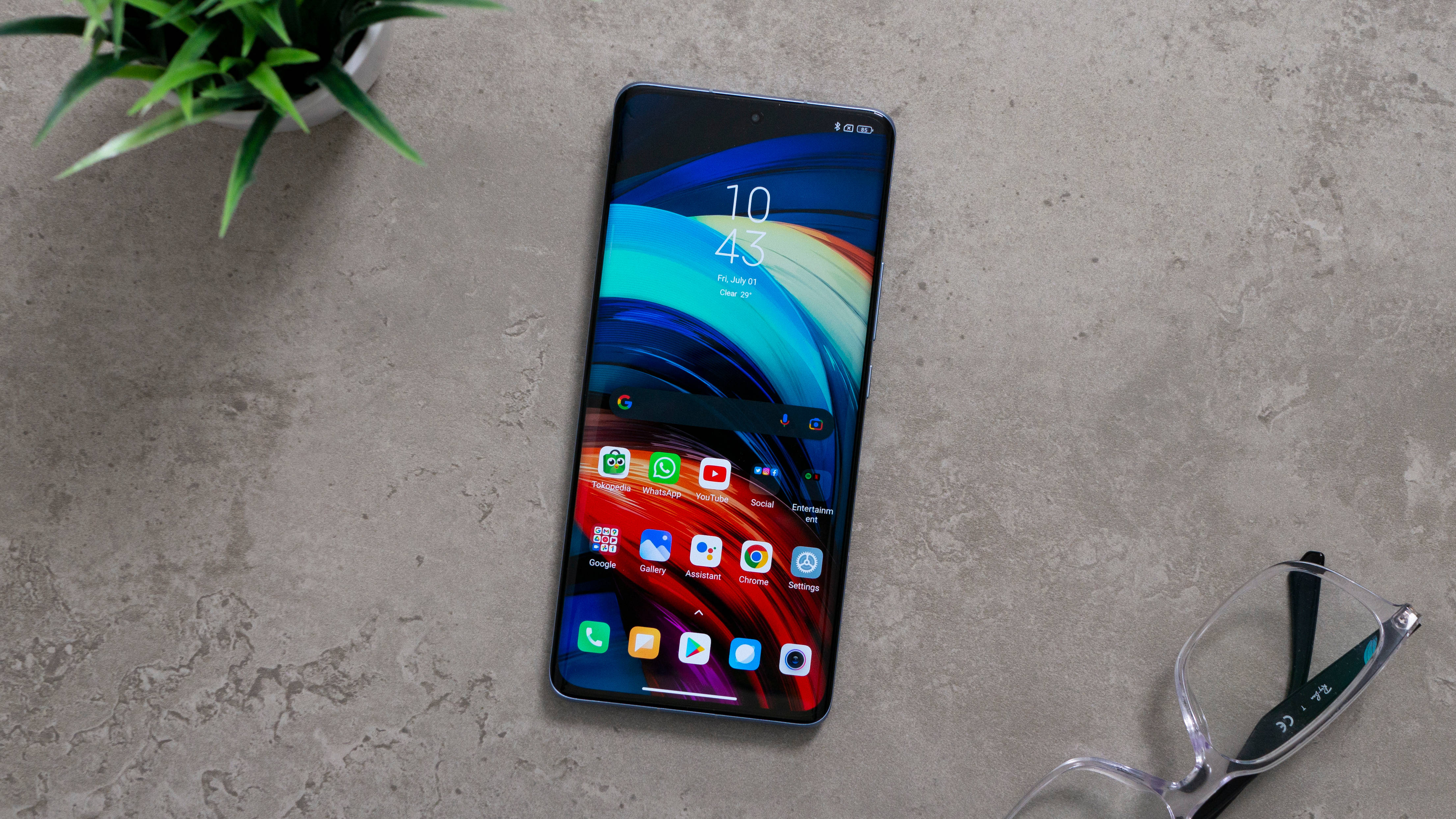 โทรศัพท์ Xiaomi บนพื้นคอนกรีต วอลเปเปอร์