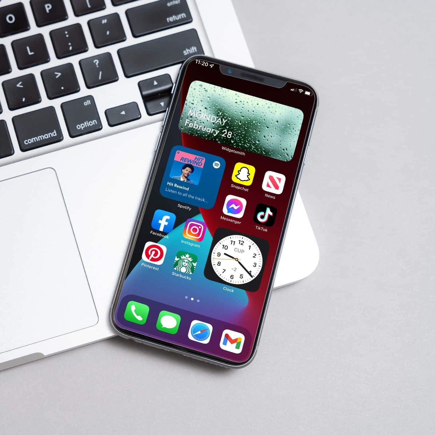 ไอโฟน XR พร้อมแอปพลิเคชันวางข้างแล็ปท็อป วอลเปเปอร์