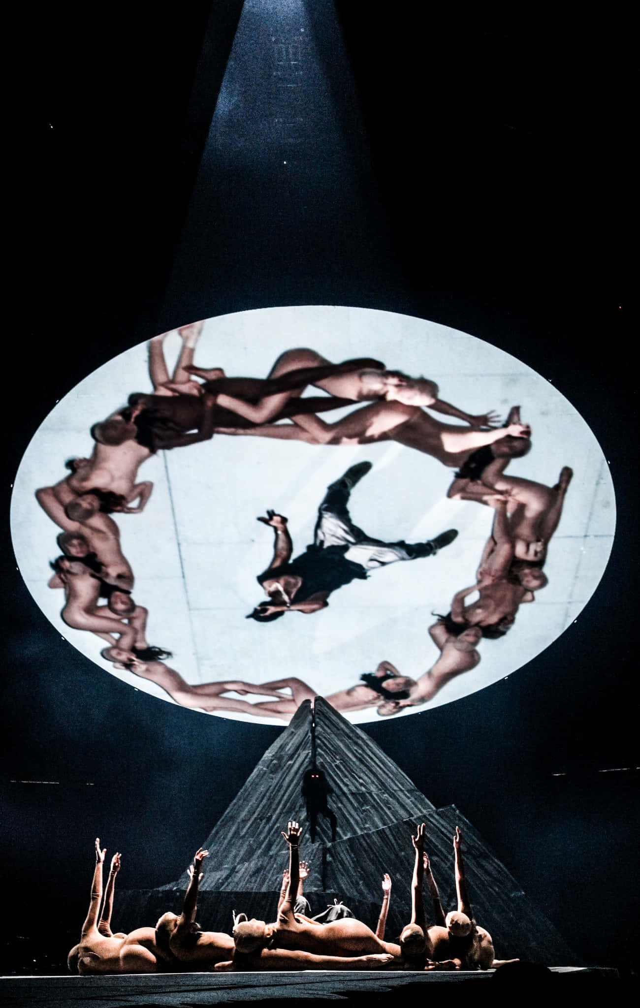 คานเย เวสต์ โชว์สไตล์สุดโดดเด่นในทัวร์ Yeezus วอลเปเปอร์
