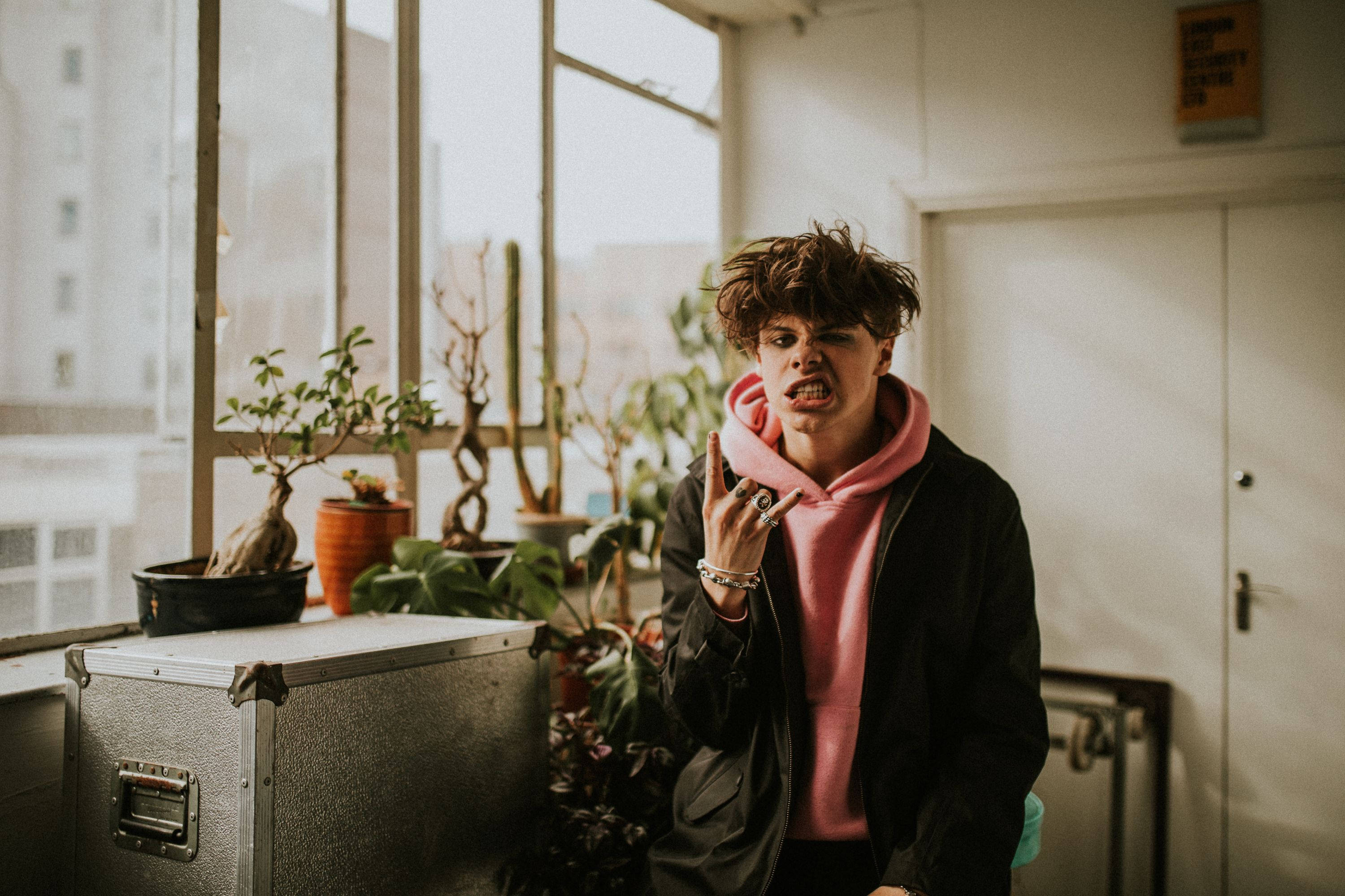 Yungblud เสื้อฮู้ดสีชมพู วอลเปเปอร์