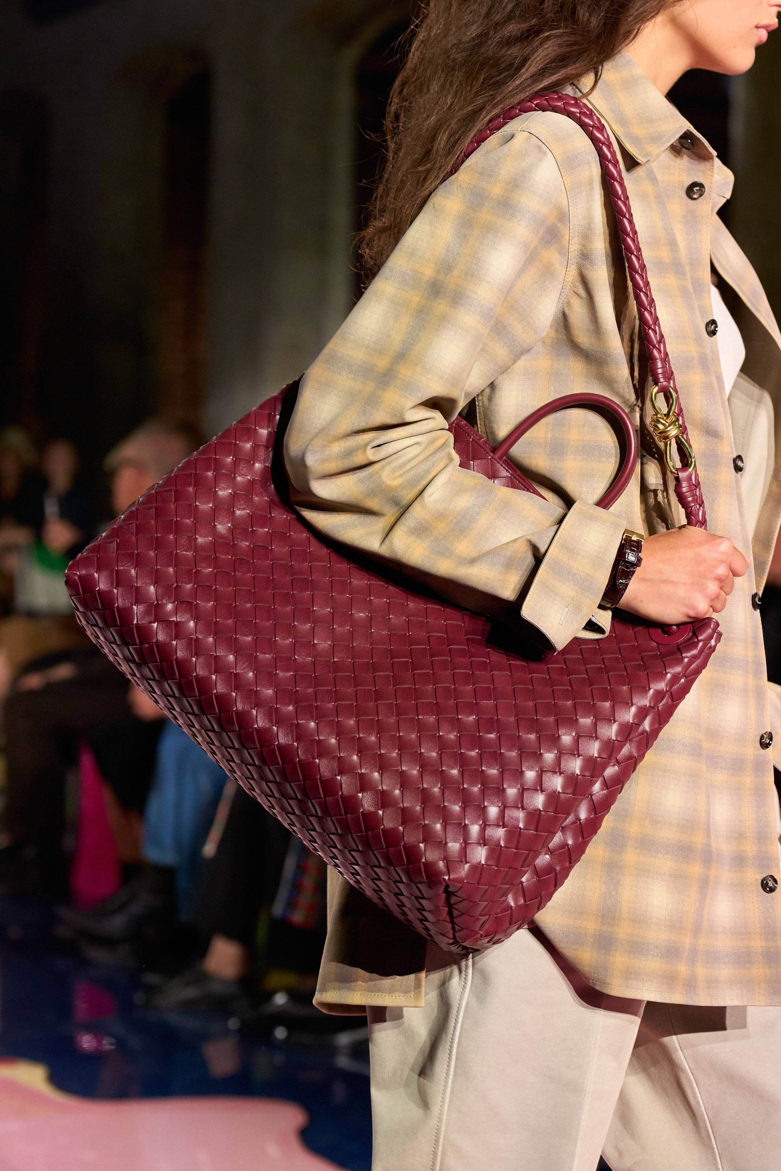 กระเป๋า Bottega Veneta สีแดงบนนางแบบ วอลเปเปอร์