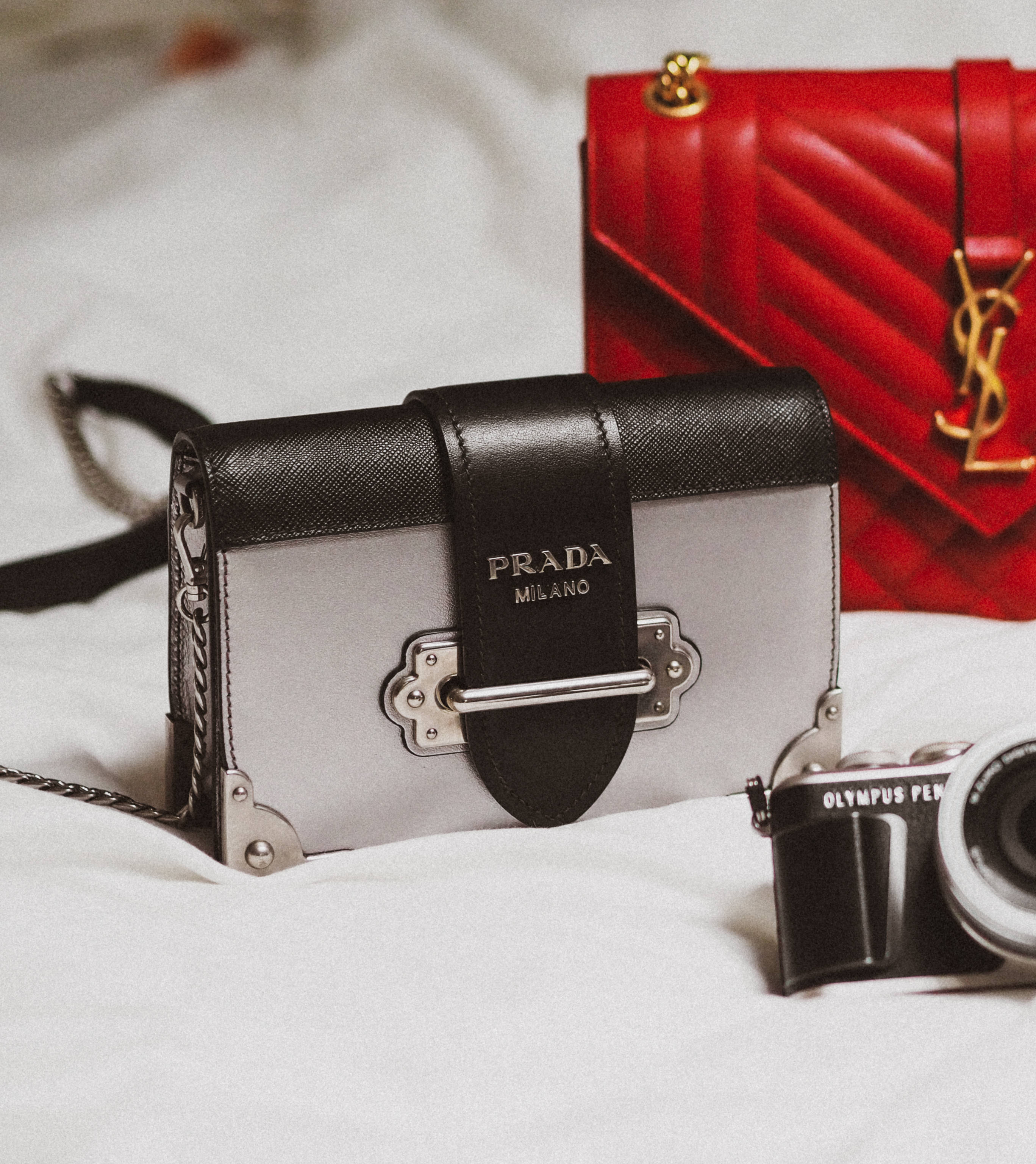 กระเป๋า Prada และ YSL วอลเปเปอร์