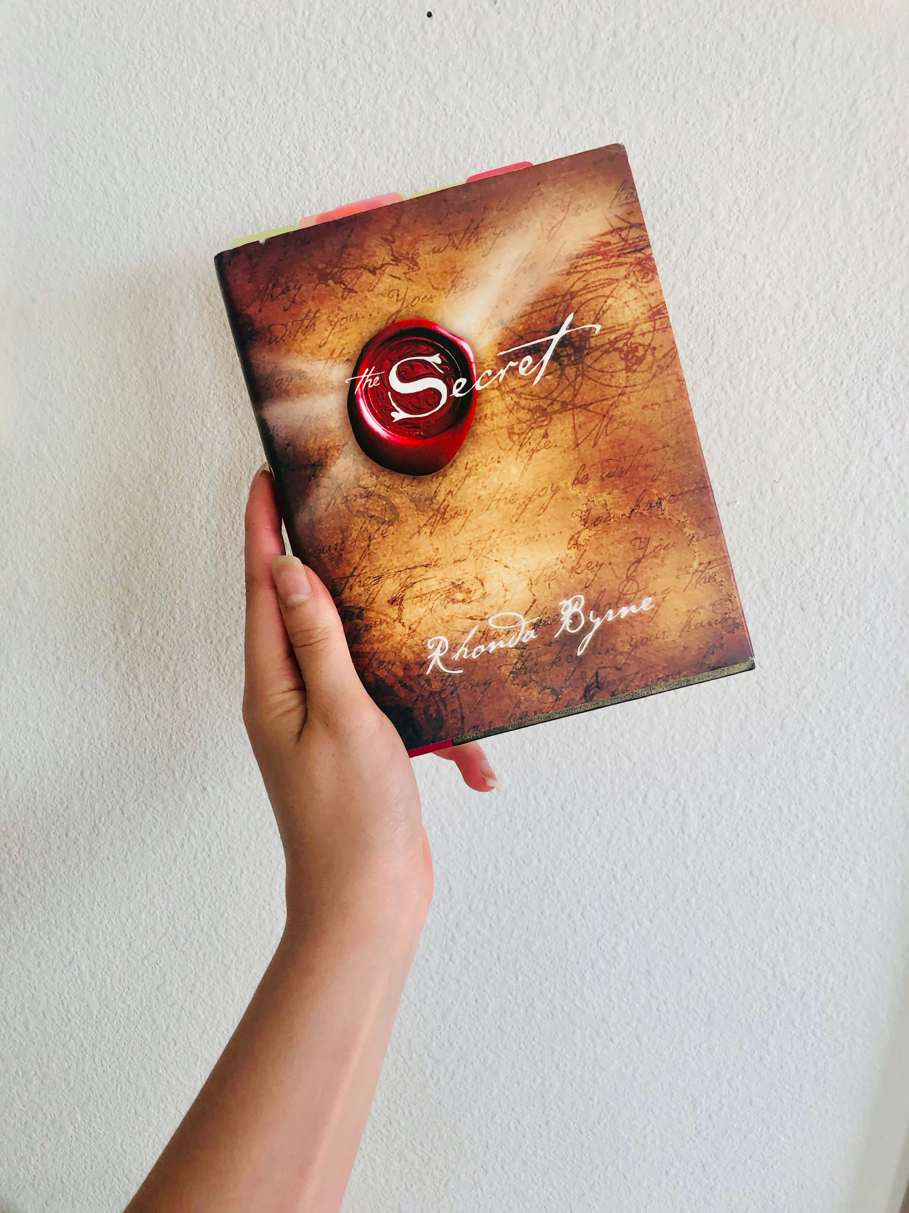 กองหนังสือที่มีสันหนังสือสไตล์โบราณวางอยู่บนขอบหน้าต่างทรงเอที่ให้ความอบอุ่น วอลเปเปอร์