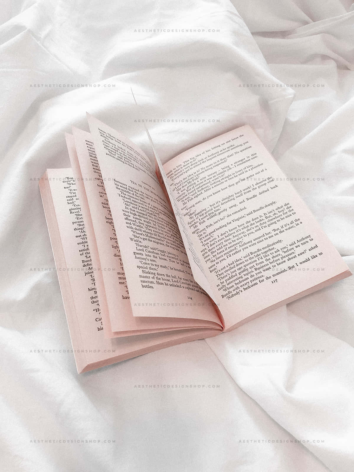 กองหนังสือรายล้อมด้วยดอกไม้และต้นไม้ วอลเปเปอร์