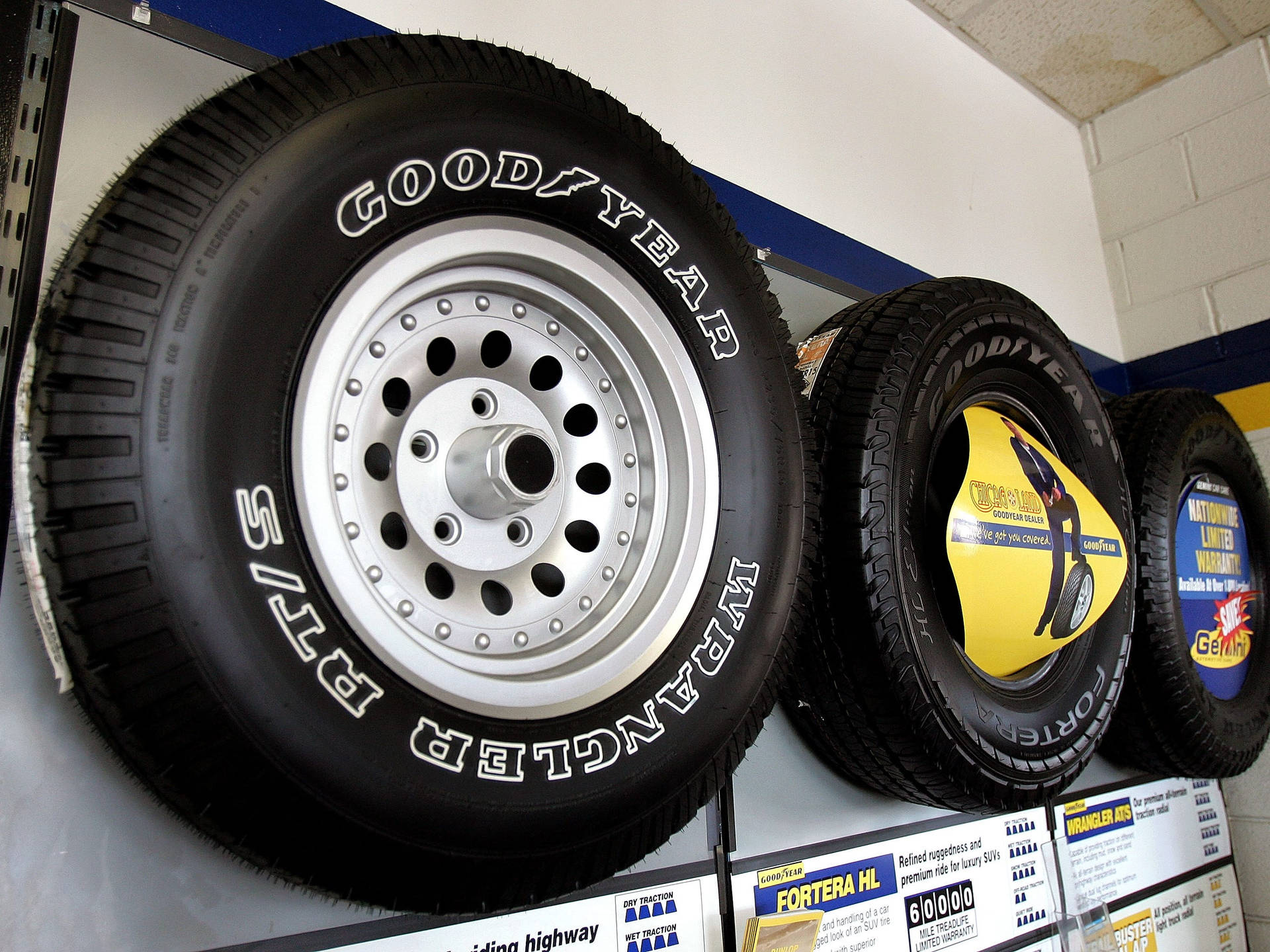 Goodyear Tires Hanging Display — รถยนต์ วอลเปเปอร์