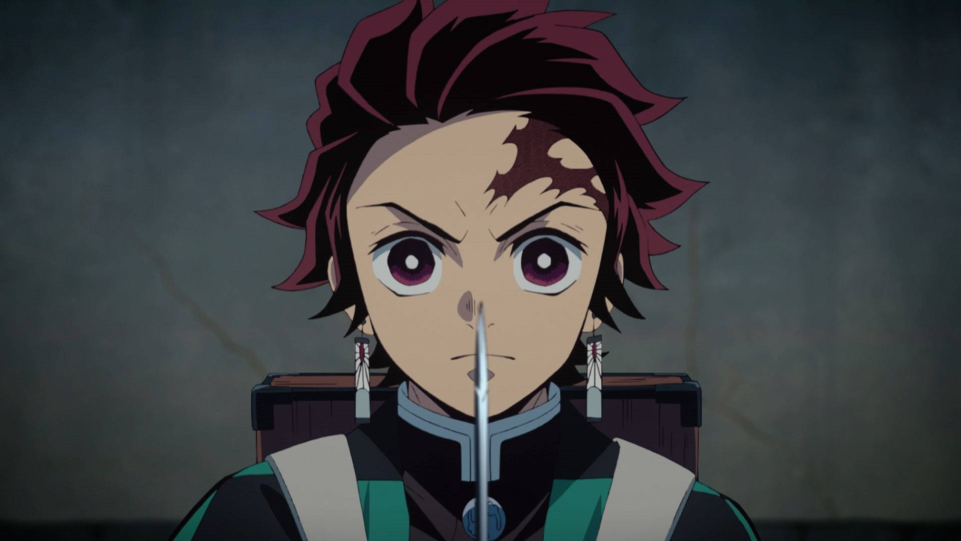 วอลเปเปอร์ Demon Slayer ภาพระยะใกล้ของคามาโดะ ทันจิโร่ ขณะถือดาบ — ดาบพิฆาตอสูร วอลเปเปอร์