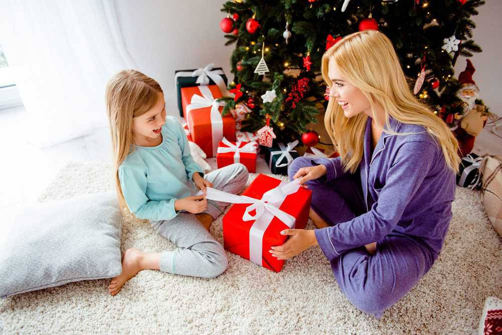 ของขวัญวันคริสต์มาสของแม่และลูกสาว วอลเปเปอร์