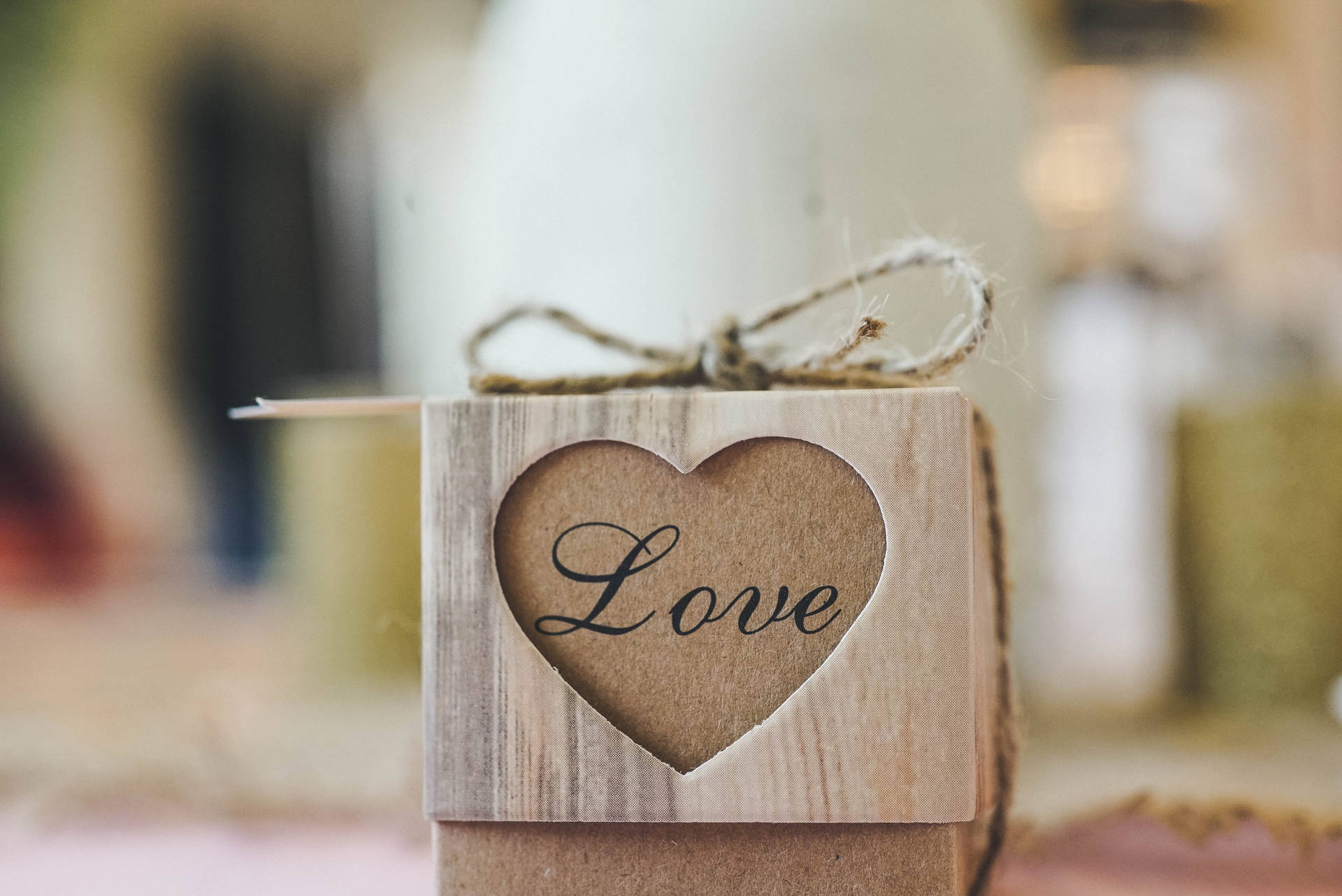 กล่องที่มีลายหัวใจและคำว่า "Love" เขียนด้วยหมึกสีดำ กล่องของขวัญกระดาษสำหรับวันวาเลนไทน์ — ความรัก วอลเปเปอร์