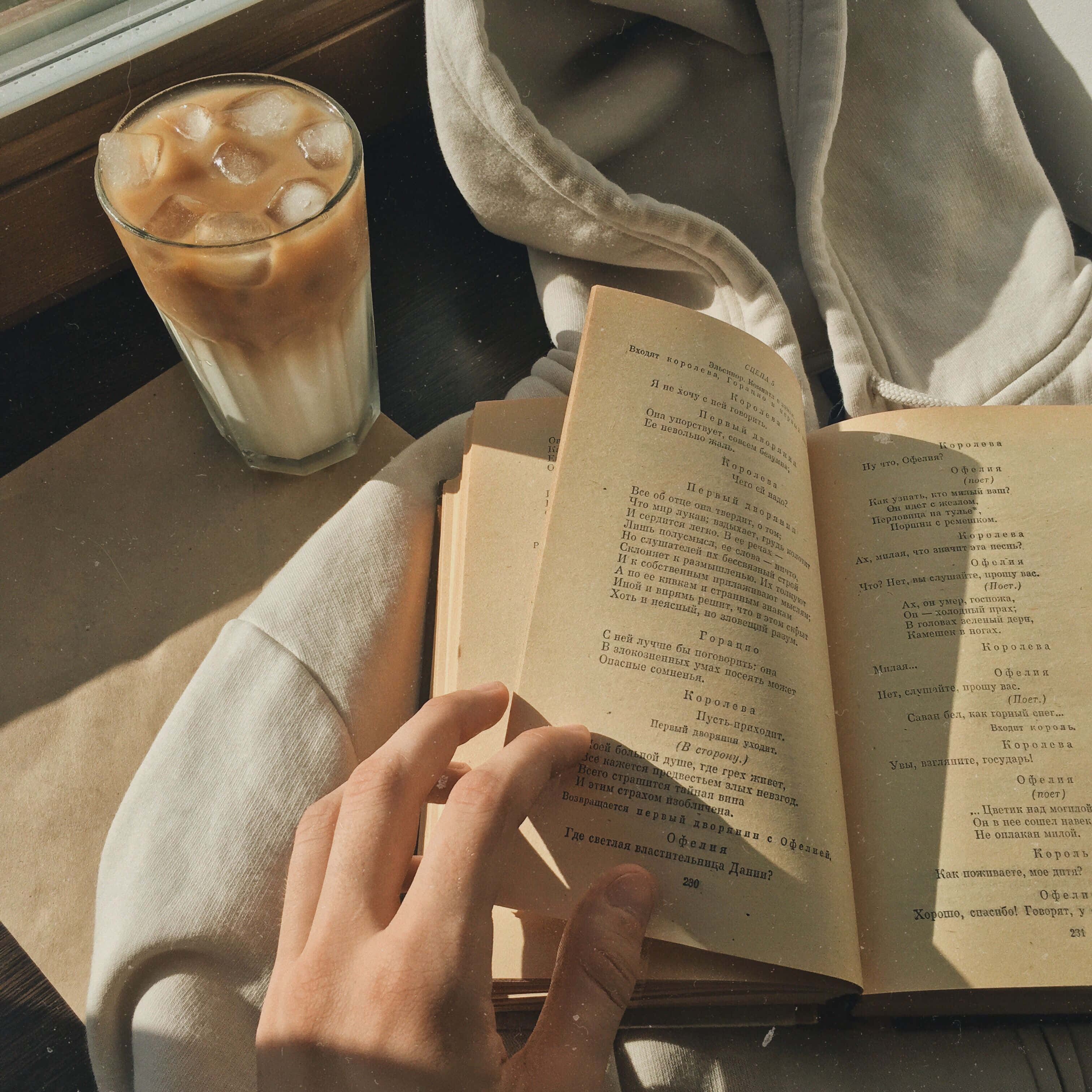 คนกำลังอ่านหนังสือพร้อมกับกาแฟหนึ่งถ้วย วอลเปเปอร์