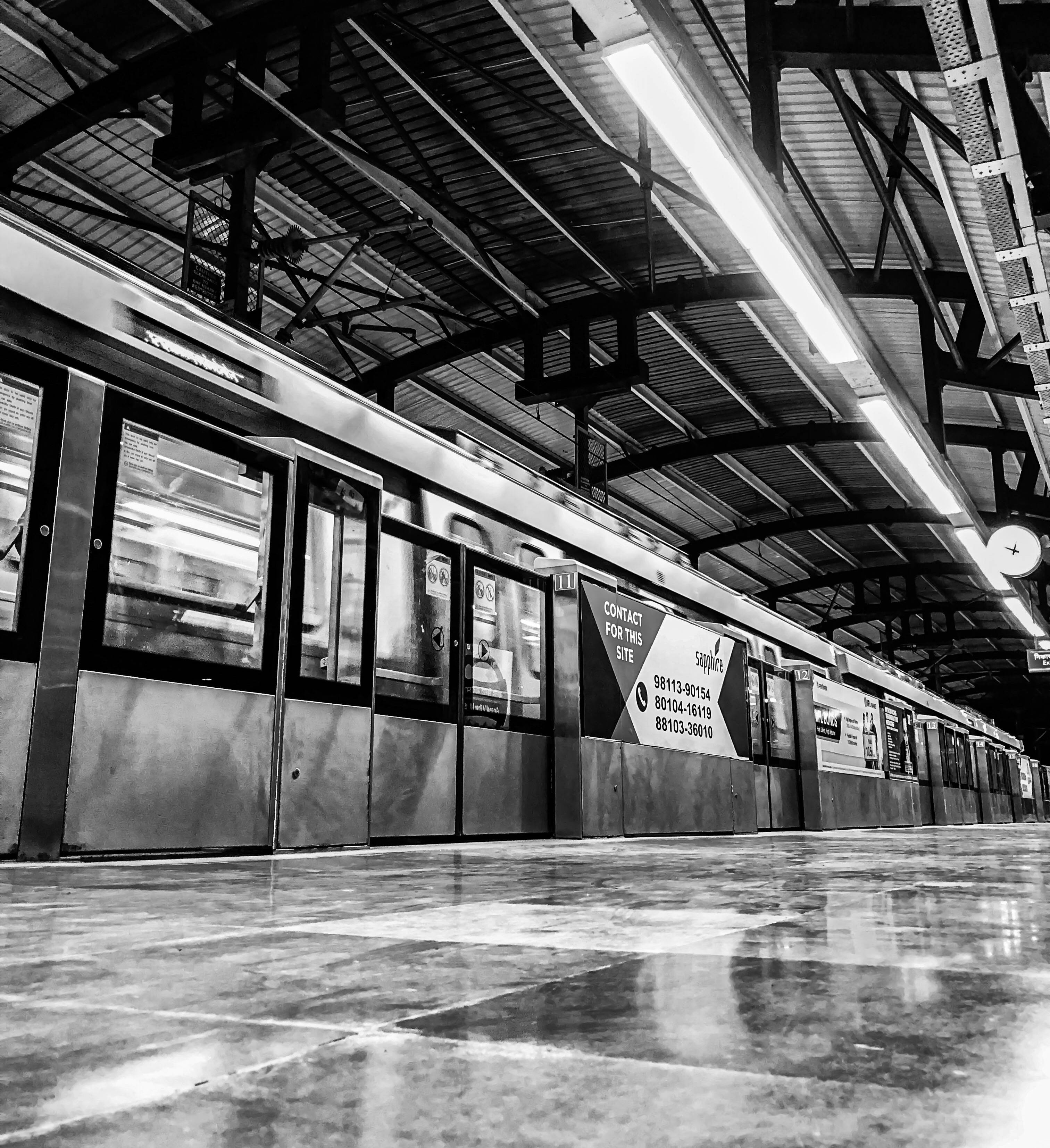 ความคิดถึงการเดินทางรถไฟในโทนสีเทา วอลเปเปอร์