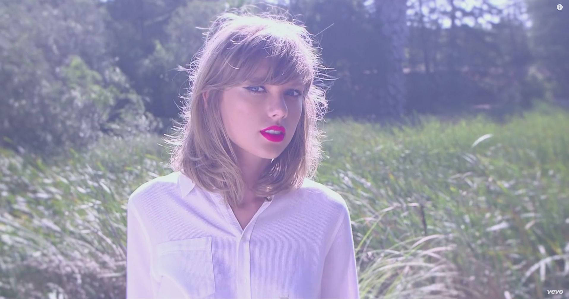 ภาพถ่ายวอลเปเปอร์เทย์เลอร์ สวิฟต์ ในชุดนางฟ้าสีขาว — Taylor Swift วอลเปเปอร์