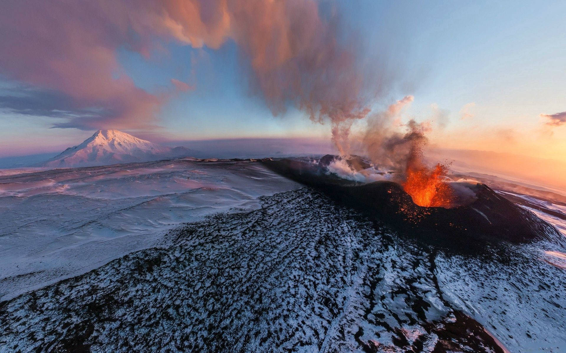 ภูเขาไฟปล่อยควันและไฟในช่วงพระอาทิตย์ตก — พระอาทิตย์ตก วอลเปเปอร์